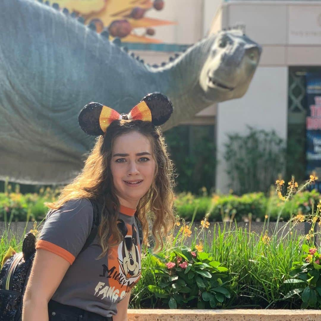 メアリー・モーサさんのインスタグラム写真 - (メアリー・モーサInstagram)「20 YEARS AFTER OUR FIRST AND ONLY OTHER @waltdisneyworld TRIP TOGETHER - THE MOUSER SISTERS TOOK TO THE PARKS A FEW WEEKS AGO! . many more pics from this trip to come but... here’s a few cute ones to start.」11月4日 6時25分 - missmarymmouser