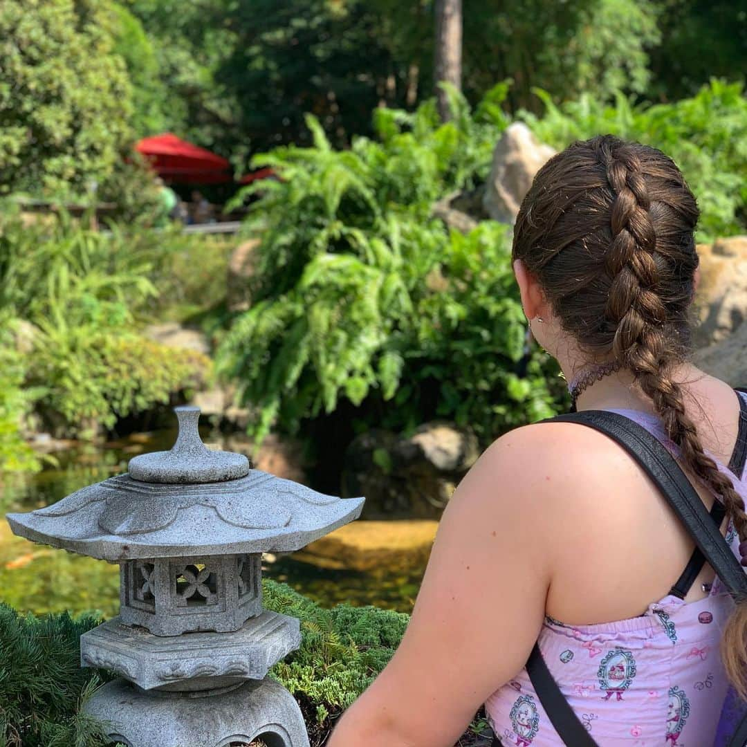 メアリー・モーサさんのインスタグラム写真 - (メアリー・モーサInstagram)「20 YEARS AFTER OUR FIRST AND ONLY OTHER @waltdisneyworld TRIP TOGETHER - THE MOUSER SISTERS TOOK TO THE PARKS A FEW WEEKS AGO! . many more pics from this trip to come but... here’s a few cute ones to start.」11月4日 6時25分 - missmarymmouser