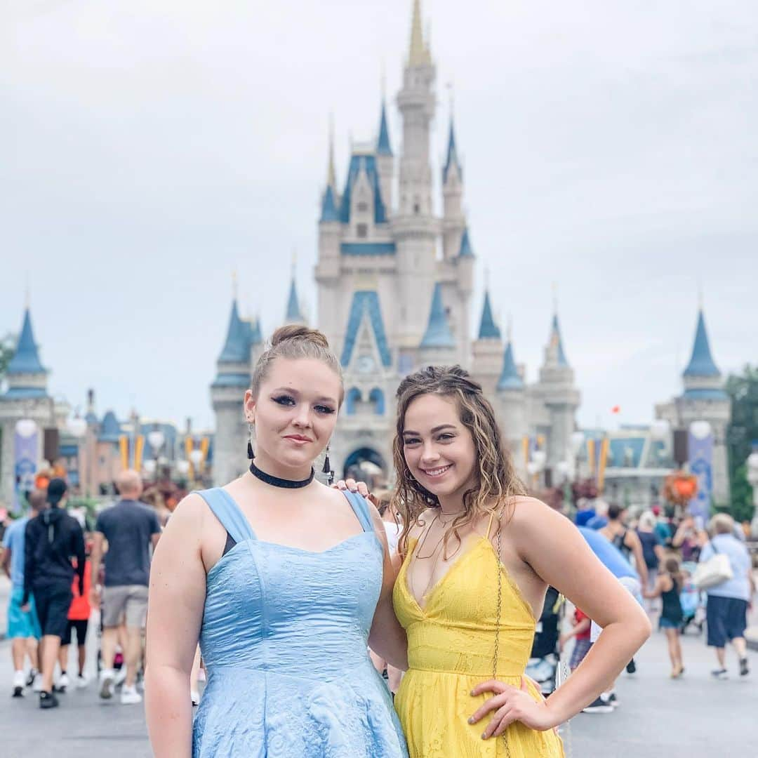 メアリー・モーサさんのインスタグラム写真 - (メアリー・モーサInstagram)「20 YEARS AFTER OUR FIRST AND ONLY OTHER @waltdisneyworld TRIP TOGETHER - THE MOUSER SISTERS TOOK TO THE PARKS A FEW WEEKS AGO! . many more pics from this trip to come but... here’s a few cute ones to start.」11月4日 6時25分 - missmarymmouser