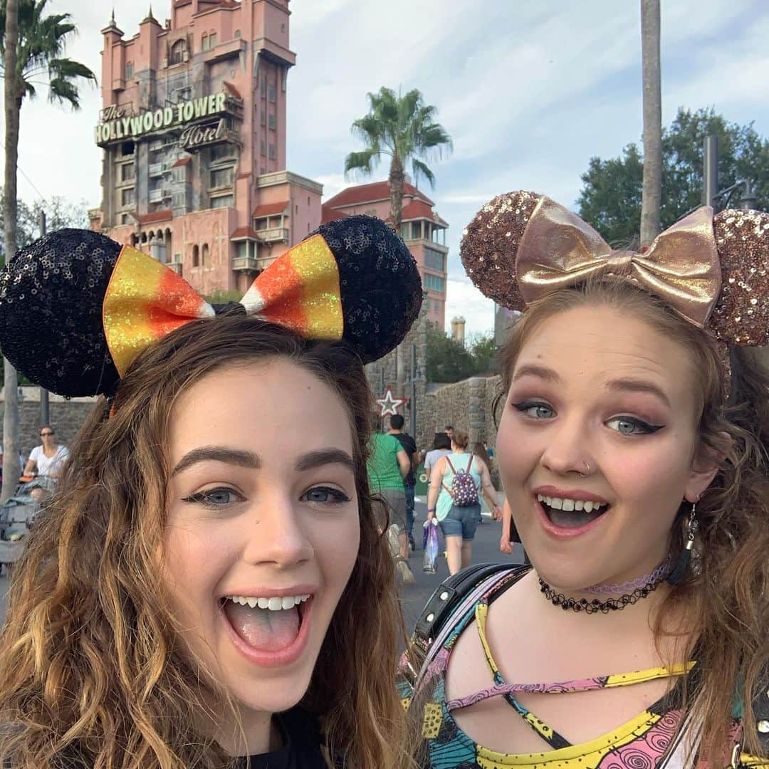 メアリー・モーサさんのインスタグラム写真 - (メアリー・モーサInstagram)「20 YEARS AFTER OUR FIRST AND ONLY OTHER @waltdisneyworld TRIP TOGETHER - THE MOUSER SISTERS TOOK TO THE PARKS A FEW WEEKS AGO! . many more pics from this trip to come but... here’s a few cute ones to start.」11月4日 6時25分 - missmarymmouser