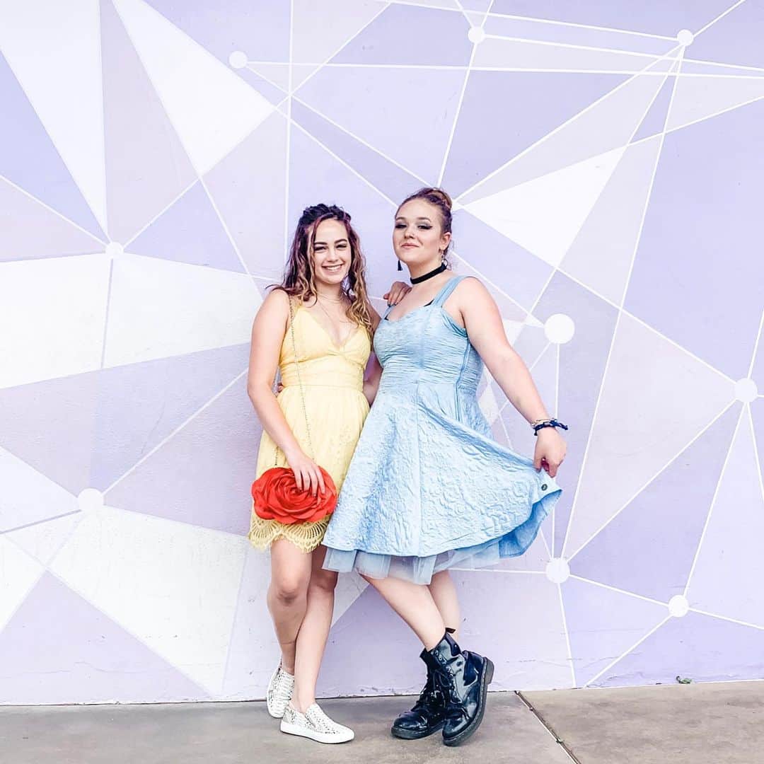 メアリー・モーサのインスタグラム：「20 YEARS AFTER OUR FIRST AND ONLY OTHER @waltdisneyworld TRIP TOGETHER - THE MOUSER SISTERS TOOK TO THE PARKS A FEW WEEKS AGO! . many more pics from this trip to come but... here’s a few cute ones to start.」