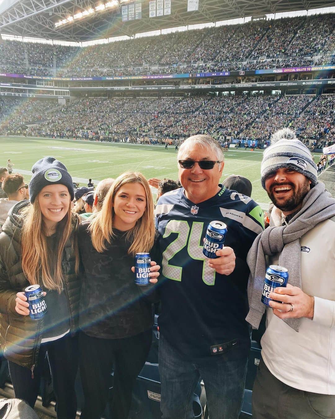 Monica Churchさんのインスタグラム写真 - (Monica ChurchInstagram)「Go @seahawks! Thanks again to @budlight for fun football fuller outing  #DillyDilly」11月4日 6時28分 - monicachurch