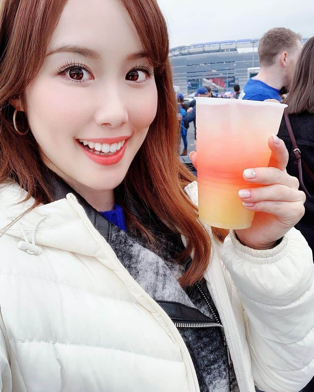 メロディー・モリタさんのインスタグラム写真 - (メロディー・モリタInstagram)「Had a blast covering the @nygiants on Game Day + tailgating with hundreds of fans despite the dreary weather!✨ Once I got to the media seat, I was treated with an adorable Giants cupcake that @NFL prepped🙈 Although the Giants lost the game, the fans' passion and heart for the team was strong till the very end.💪 Both my tummy and heart was full after a long but fun-filled day.💙 I'll be reporting again next week on NFL Club! What have you all been up to this weekend?😊⭐️ * 先日、ニューヨーク・ジャイアンツ試合当日の取材に行ってきました！こちらは試合前に行われるテールゲートパーティーの様子✨ * 試合開始の5時間以上前から準備をはじめ、沢山の食事が用意された「テールゲーターズNYC」には、悪天候にも関わらず多くのファンが参加されました🙌 この日は残念ながらジャイアンツは負けてしまいましたが、ファンの熱気は決して負けていませんでした🔥 * そして、NFLがメディア席に用意してくれたカップケーキも、ジャイアンツのリングが付いていてとっても可愛い‼️😆 素敵なチームとの1日は、お腹も心も満たされた楽しい取材となりました。来週のオードリーのNFL倶楽部の放送もどうぞお楽しみに！🏈 #NFL #NYGiants #Giants #NFLClub #日テレ #テレビ取材」11月4日 6時29分 - melodeemorita