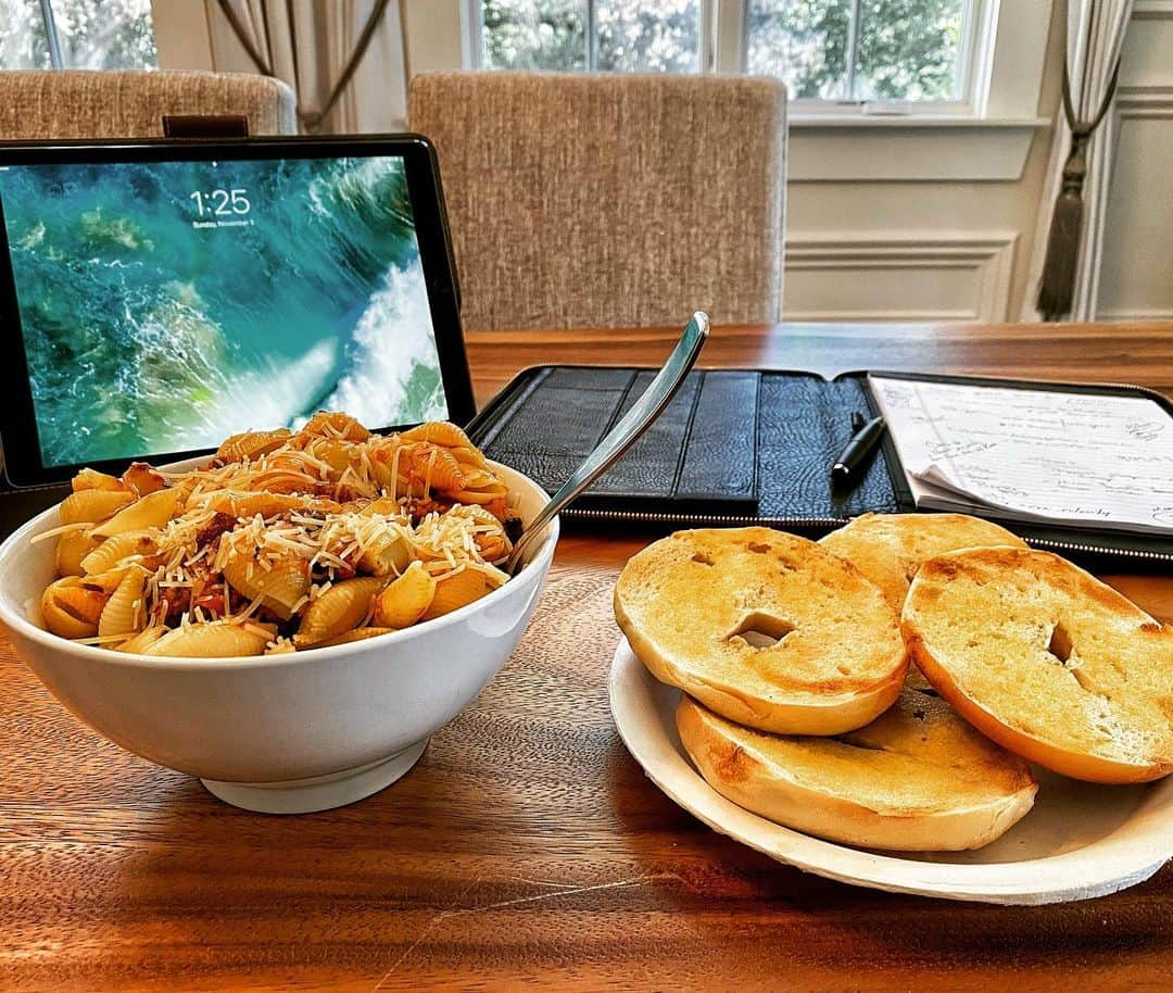 ドウェイン・ジョンソンさんのインスタグラム写真 - (ドウェイン・ジョンソンInstagram)「Kickin’ off my Sunday cheat meals right with pasta 🍝 bolognese & 2 New York bagels 🥯 and a bunch of unexciting for the ‘gram business work.  All four of these elements will be handled firmly and happily within the next hour. Enjoy your cheat meals, my friends.  #thegluttonybegins #tcb」11月4日 6時31分 - therock