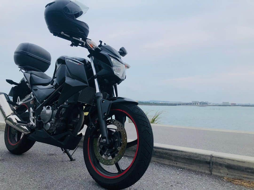 比嘉琉々香さんのインスタグラム写真 - (比嘉琉々香Instagram)「瀬長島までひとりでドライブ🏍 PR動画もあと少しで完成🙌 残りも頑張ろ💪 曇ってたけどたまにはいいね☺️😝 #CB250F  #瀬長島 #吉本坂46  #吉本坂2期生オーディション」11月4日 17時35分 - ru_ru3080