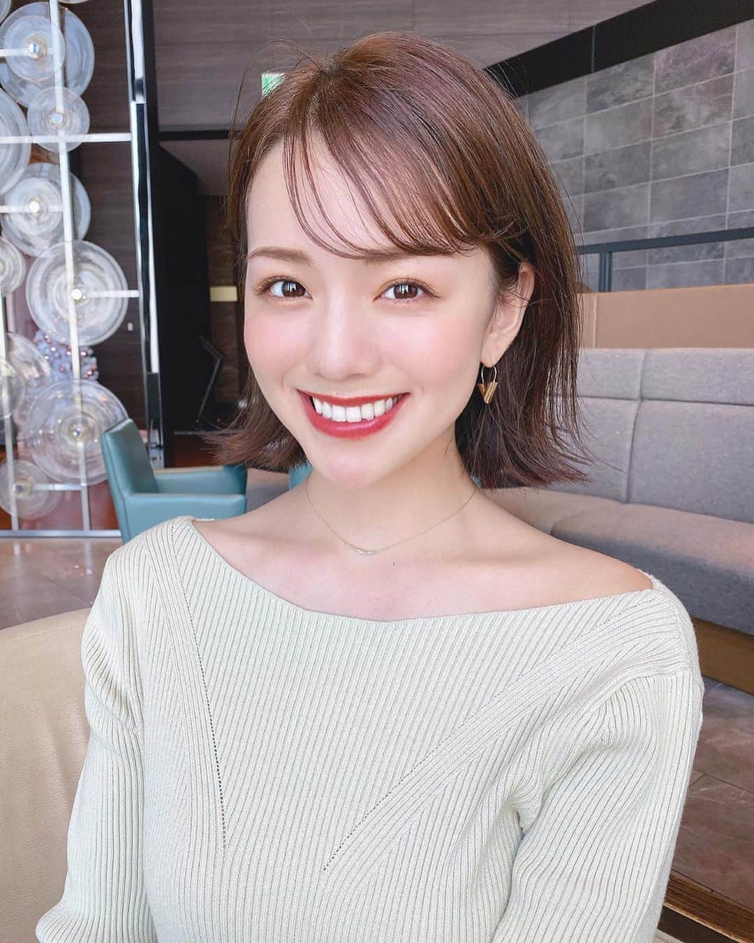 黒田真友香さんのインスタグラム写真 - (黒田真友香Instagram)「今年で23歳になり、初めて 憧れのダイヤモンドのジュエリーを @loveis_tokyo さんのところでオーダーさせていただきました😭💎 私が選んだのはチェーンも凄く細く、とってもシンプルなんだけど グラデーションのダイヤモンドの輝きが素敵すぎるデザイン🥺  ちなみに肉眼で見た方が100倍素敵！笑  どんな洋服でも合うアクセサリーが好きなので、好みドンピシャ😂❤️ 鏡に映る旅ダイヤモンドのキラキラに目がいってしまう。笑  首元が詰まってる服でも綺麗に付けたかったので、チェーンは短めに作っていただきました！  もしチェーンが切れてしまっても、永久保証もついてます🙆‍♀️ こちらの商品で、79,000円です🙆‍♀️ 私はあまり詳しくないんだけど、 @loveis_tokyo のダイヤモンドはダイヤモンドの基準の中でもとてもいいダイヤモンドのみを使用しているそう！ 鑑定書も見せていただけました。  オーダーメイドのジュエリーも製作可能みたいなので、気になることがあれば @loveis_tokyo さんにDMしてみてください☺️ 実際にお会いしたのですが、ダイヤモンド愛が本当に凄くて知識量も半端なかったので、大切な場面のジュエリーや、プレゼントにもオススメです🙆‍♀️❤️ ・ ・  #ハートエタニティネックレス　#ad #ダイヤモンド　#オーダーメイドジュエリー　#ラブイズ　#ダイヤモンドネックレス　#シンプルネックレス」11月4日 16時11分 - kurodamayukaxx