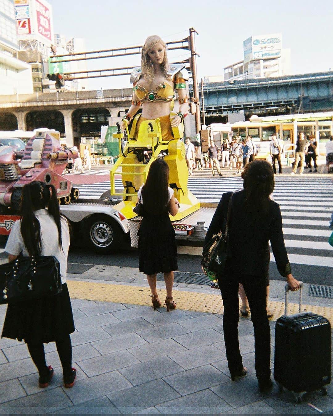 東京DANDYのインスタグラム：「Three Women and a Robot Girl | Shibuya, Tokyo | 2012 三人の女性とロボットギャル | 東京都・渋谷 | 2012年 . #DisposablesBook #PhotoBook #Shibuya #Tokyo #Japan #使い捨てカメラ #DisposableCamera #35mm」