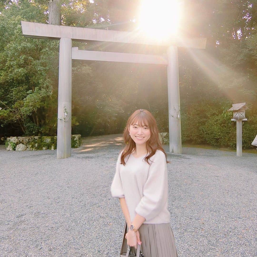 のインスタグラム：「#20191031﻿ ﻿ 伊勢神宮へ⛩✧﻿ 令和になって初めての参拝🙏🏻🍃﻿ ﻿ なんとっ！﻿ 外宮でカメさんに会ったのです🐢💕﻿ しかも石の橋"亀石"から池を見てるときに！﻿ ぷか〜って浮いてて、しばらくしたら﻿ スイスイ〜と泳いでいきました♩﻿ ﻿ なんだかラッキー！いいことありそう✨﻿ ﻿ __________________________________________________ #マトバ旅 #三重 #伊勢 #伊勢神宮 #外宮 #isejingu  #お伊勢参り #神社仏閣 #カメ #亀 #幸せのカメさん」