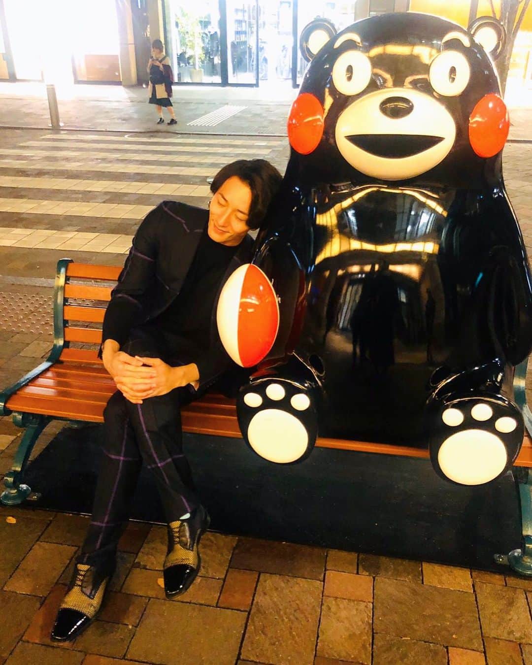 大貫勇輔さんのインスタグラム写真 - (大貫勇輔Instagram)「昨日は『グランメゾン東京』第三話見てもらえたかな？ そして、見つけられたかな？✨❤️ 来週もお楽しみに‼️ 写真はくまモンとデート❤️」11月4日 16時24分 - yusukeonuki_official