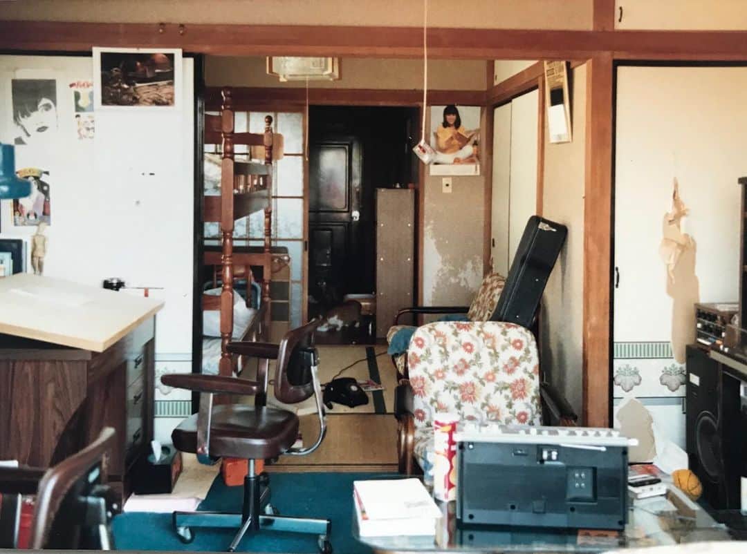 江口寿史のインスタグラム：「これは初公開かな。東京で最初に借りた西荻窪の仕事場。とんでもない髪型をしてた23歳の頃。三匹の猫と暮らしていた。」