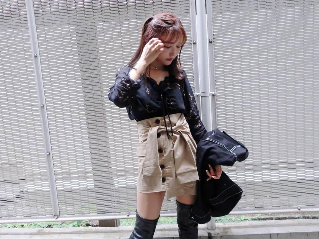 菅野結以さんのインスタグラム写真 - (菅野結以Instagram)「このニーハイを履きたいための #ゆいしふく﻿ skirt. boots. jacket： @crayme_official ﻿ tops. choker： @_ruruofficial_ ﻿ ﻿ 一ヶ月ぶりに @rillee_on へ ﻿ うわさのソニックィット、﻿ 寝ておきたら輪郭すっきりで感動します﻿ 美容好きのこにいつもおすすめしてる👶🏼通う﻿ #outfit #ootd #crayme #ruru #rilleeon #リリーオン #ソニックフィット #リフトアップ #小顔」11月4日 16時42分 - yui_kanno