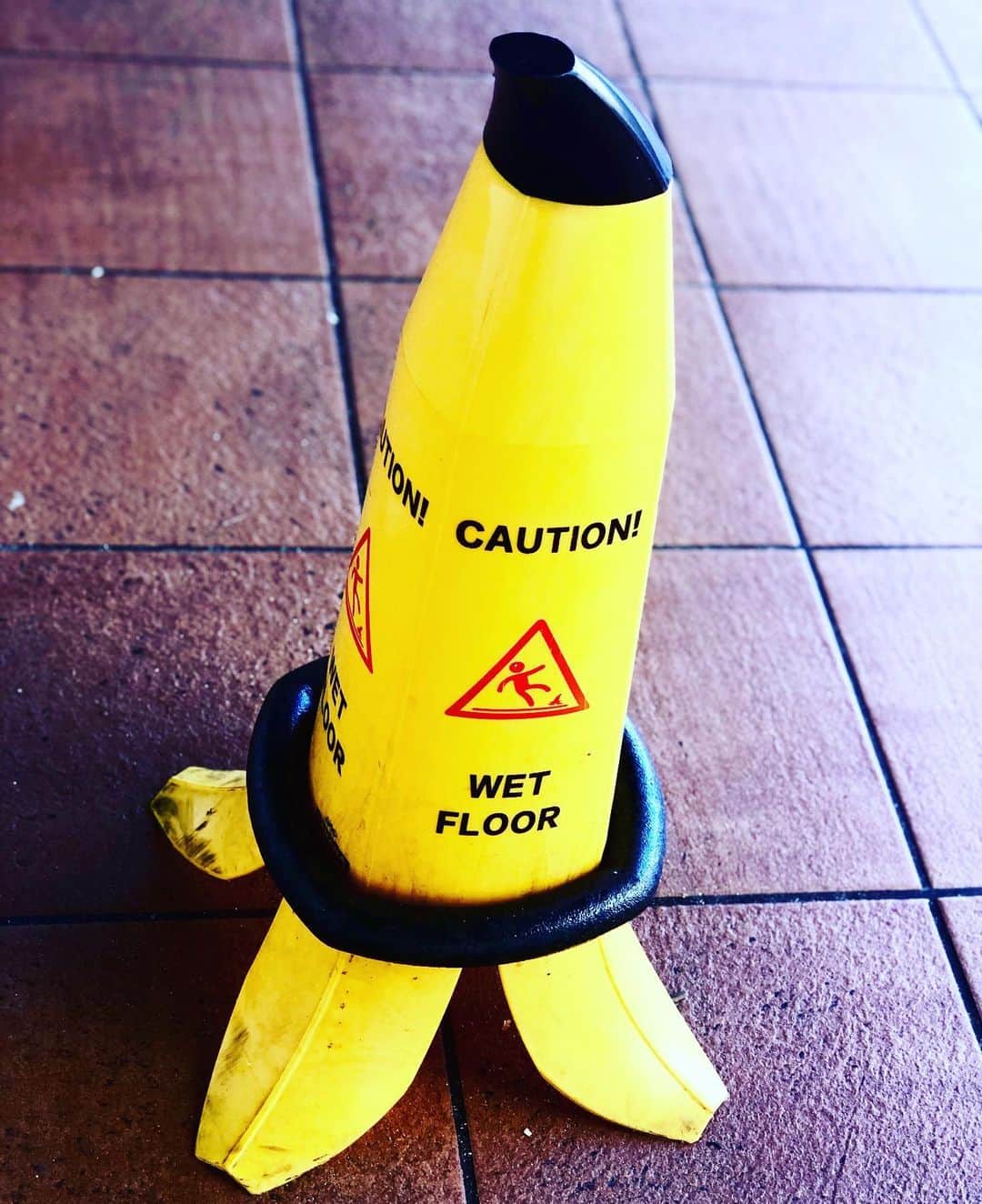清水あすかさんのインスタグラム写真 - (清水あすかInstagram)「バナナの形がかわいい💕　 #caution  #wetfloor  #banana  #コーン #guam」11月4日 16時49分 - asukahime1015