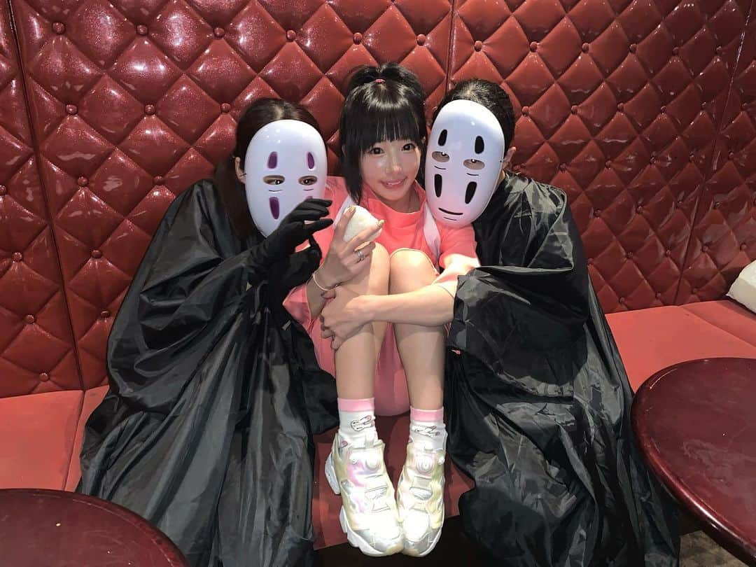 椎名ひかり（ひかりん）さんのインスタグラム写真 - (椎名ひかり（ひかりん）Instagram)「#千と千尋の神隠し  #千と千尋の神隠しコスプレ #千尋コスプレ #カオナシコスプレ #ポンプフューリー #ぽんぷふゅーりー 靴下が… #メンヘラチャン  これでライヴした！！！カオナシダンサー👯‍♀️👯‍♂️」11月4日 16時55分 - pikarin_shiina