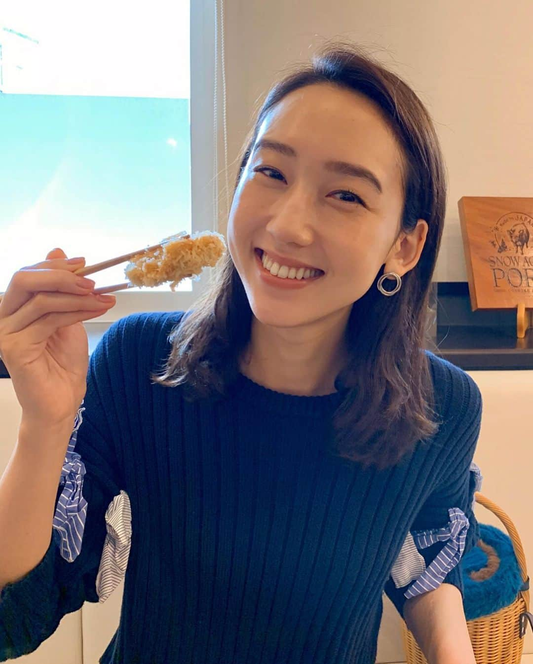 松原汐織さんのインスタグラム写真 - (松原汐織Instagram)「♡ 豚カツ好きとしては食べてみたかった#とんかつ成蔵 へ🐷 ・ この日は“TOKYO-X特ロース120g＋シャ豚1個”定食をいただきました🍚 ・ 「なんだこりゃ〜😳」というほどフワッフワで旨味が感じられる白い衣と、肉汁がジュワーっと広がる美味しいお肉の黄金コンビと言ったら🤤🤤🤤 ロースも勿論美味しいのですが、シャ豚のお肉の柔らかさと美味しさにはビックリ仰天👀まさに匠の技👏🏻✨ ・ トップスは数年お気に入りの @_irene__official_ 🎀 ニット一枚で出かけられる日を待っていたので、嬉しい〜❤️ ・ #しおりの食日記 #夫婦 #デート #とんかつ #美味しい #大好物  #食いしん坊万歳 #🙌🏻」11月4日 16時57分 - shiori_ma_