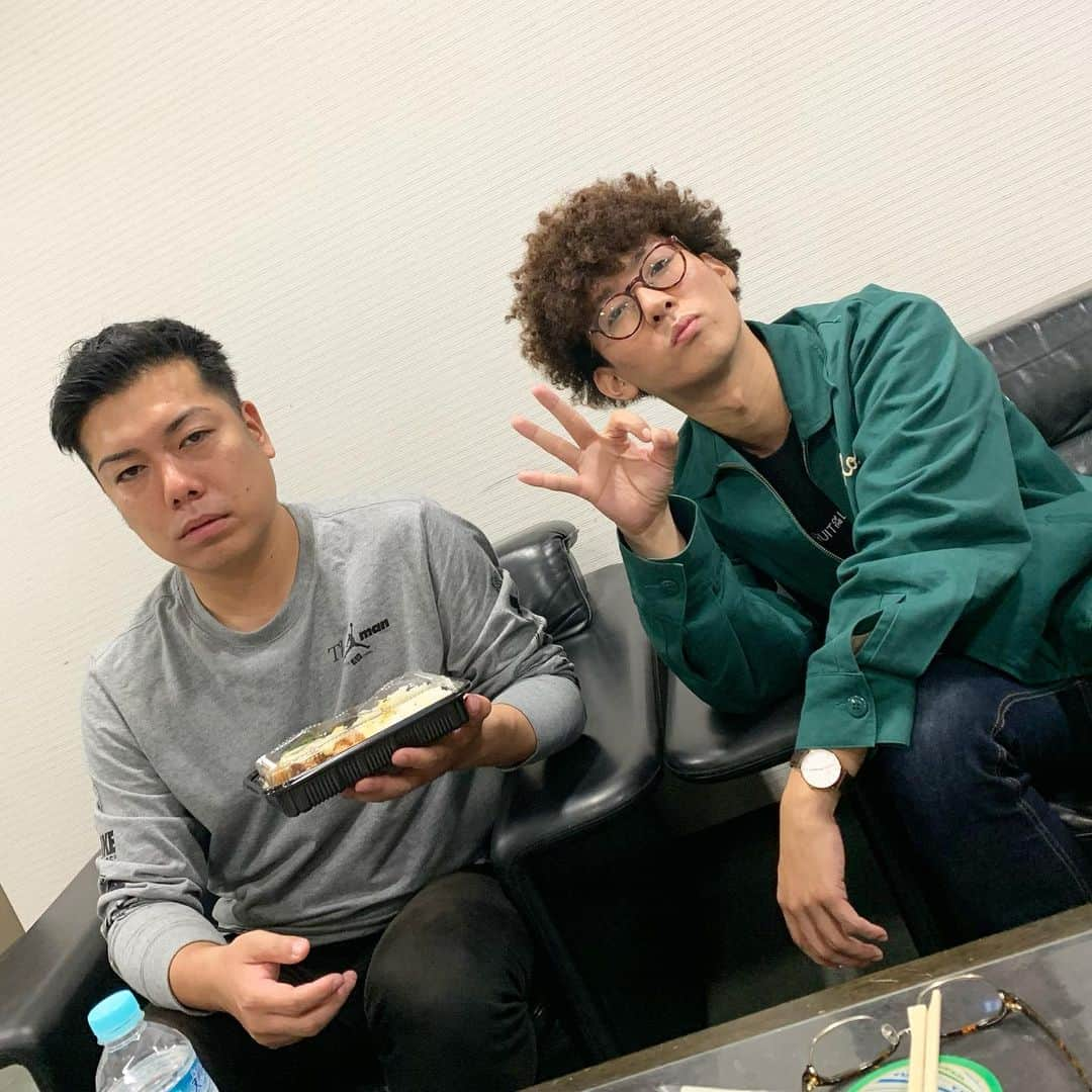 上田純樹さんのインスタグラム写真 - (上田純樹Instagram)「gakuの丹後シェフと尾花が弁当食べてた。 #グランメゾン東京 #丹後さん似すぎ #横ただのキムタク好き #マルセイユ別府さん #たくろうきむらバンド」11月4日 17時01分 - raionerutousan