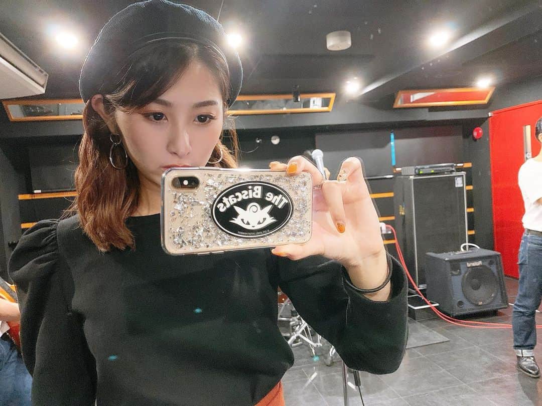 のインスタグラム：「キラキラiphoneケースに Biscatsグッズの シールをぺたり😸😸😸 . 可愛すぎる、最高🌹 . ちなみにこのトップスは ZARAのなんだけど 今年っぽくてお気に入り🎵 . #biscats #ビスキャッツ #iphone #グッズ #zara」