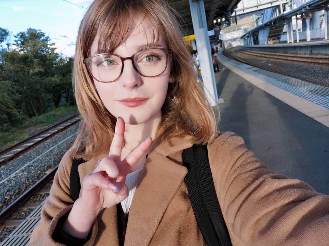 Ella Freyaのインスタグラム：「I used to be bothered by the fact that my personality seemed to have many contradictions. I always wanted to live in the big city, but nature heals me. I have a major anxiety disorder, but also put myself in situations that would give "normal" people stress. I used to be so frustrated that I couldn't do the stuff I wanted to do. And still often am. But this frustration becomes cause of even more anxiety. This is why it's so f*ing hard to to stop being anxious. You have to accept, really accept and surrender to it. Let the anxious energy transform into something equally powerful but of a different nature. . The only thing I know now is that: - Don't complicate life too much. Find your soul (How? Breathe, stop thinking, meditate) and do whatever it tells you to do in that very moment. - If you are in mental or physical pain and want to solve your deepest issue, you can't distract the pain away. Face the pain. It will pass after many hours of practice and you could even become "enlightened" in a way. I have experienced it myself even if I'm still on my own journey and struggling with chronic pain and IBS. - It's better to stay away from real danger, it's not as exciting as it seems.  But then again who am I to say.  #dhamma #vipassana #meditation #mentalhealth #sngoenka #whm #wimhof #wimhofmethod」