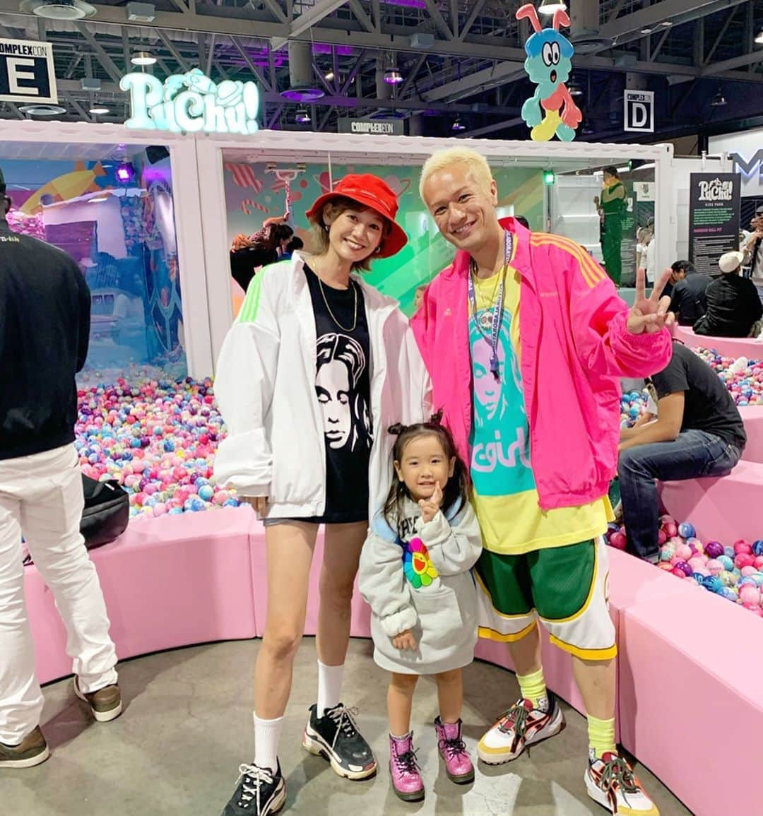 のインスタグラム：「先日行った横浜にある @puchukids が今回 @complexcon のキッズスペースとして初登場していました🥰🇺🇸 ここ限定のボールプールすごい可愛かった🤩 そしてこの場所でLAのママ友やお友達ともたくさん合流できたことが個人的にとても嬉しかった😭🙏娘も久しぶりのお友達との再会にとっても喜んでいました💕 @verdy × @puchukids のキャラクター #ピッチュ のリュックも気に入って、ブースでもらったシールなどをリュックに入れて大切そうにしてました☺️🤲 #teruya旅 #complexcon #子連れ旅行 #日夕佳 #kids #xgirlus #xgirl #losangels #LA」