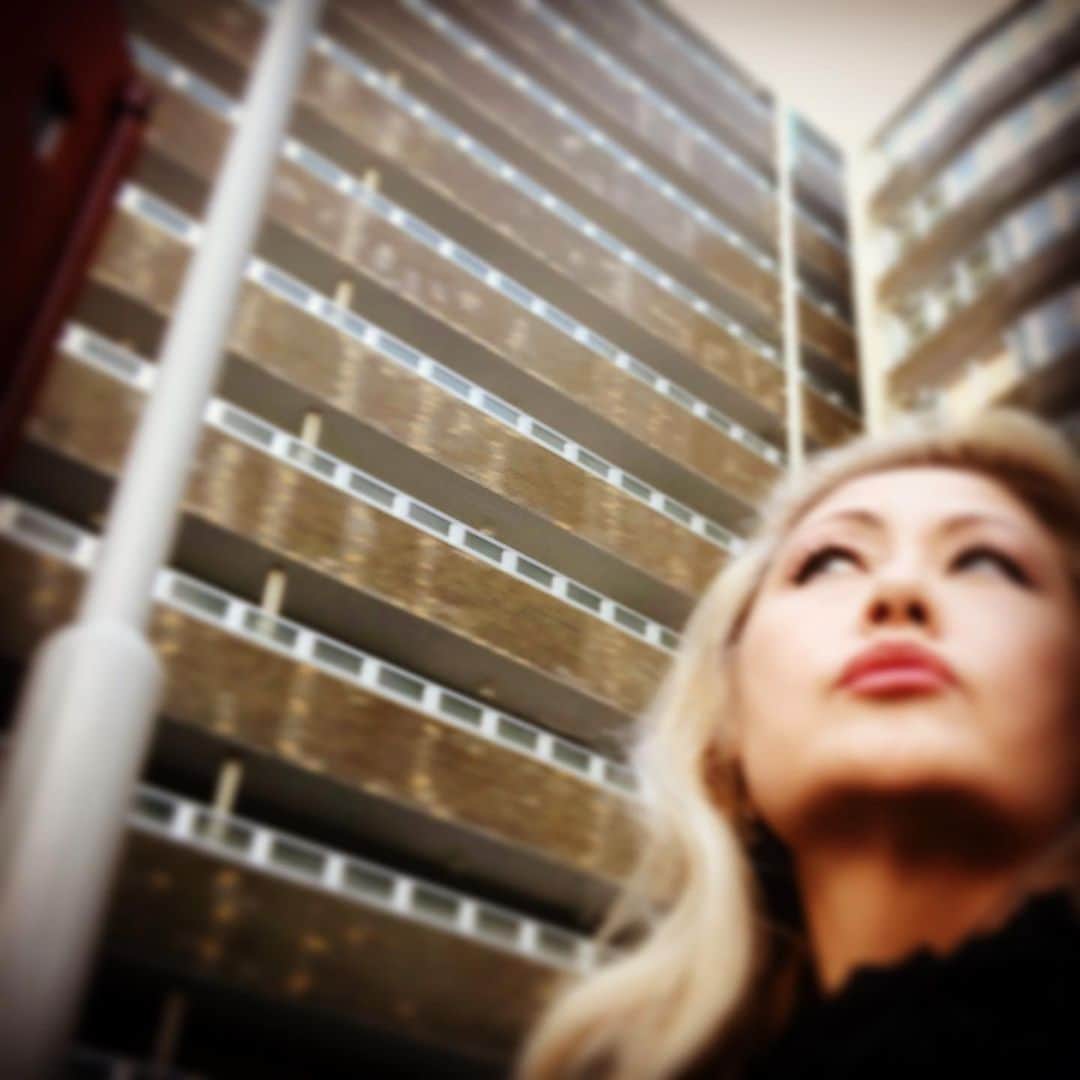 JILLさんのインスタグラム写真 - (JILLInstagram)「6キロのお散歩🚶‍♀️ いい季節だなぁ。 紅葉もそろそろ。 青空ぁ。 昭和的なレトロマンションも いい感じ😊  #20191104 #radiotakasaki  #1205名古屋bluenote #1206大阪billboard #詳細はオフィシャルサイトpersonznet #personz  #jillpersonz @jillpersonz」11月4日 17時22分 - jillpersonz