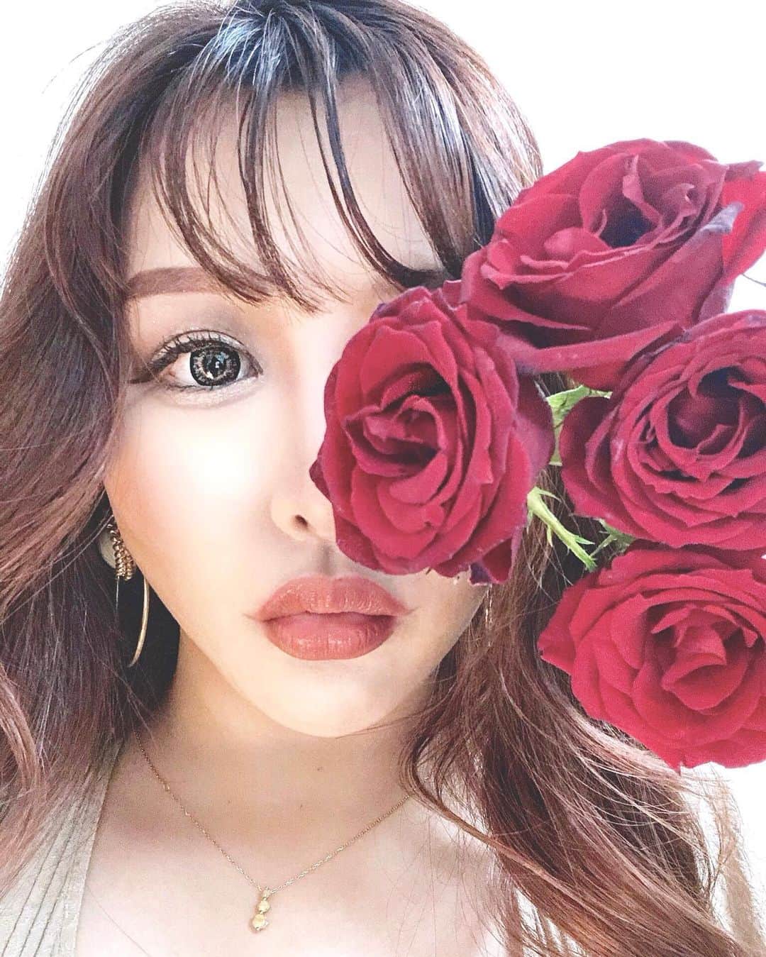 のインスタグラム：「🥀🥀🥀 . . バラのお花綺麗だから大好き❤️ . 見かけるとついついプレゼントしたくなるし 自分で自分に買っちゃいたくなる🥺❤️ . . プレゼントでいただくのもすごく嬉しい✨ #薔薇 #バラ #綺麗 #可愛い #大好き #唇にヒアルロン酸入れる前だから貧相w #シワシワリップ #整形 #整形メイク #rose #love #xoxo #gift #ありがとうございます #redrose #beauty #instarose #wakanastyle #wakanabody」