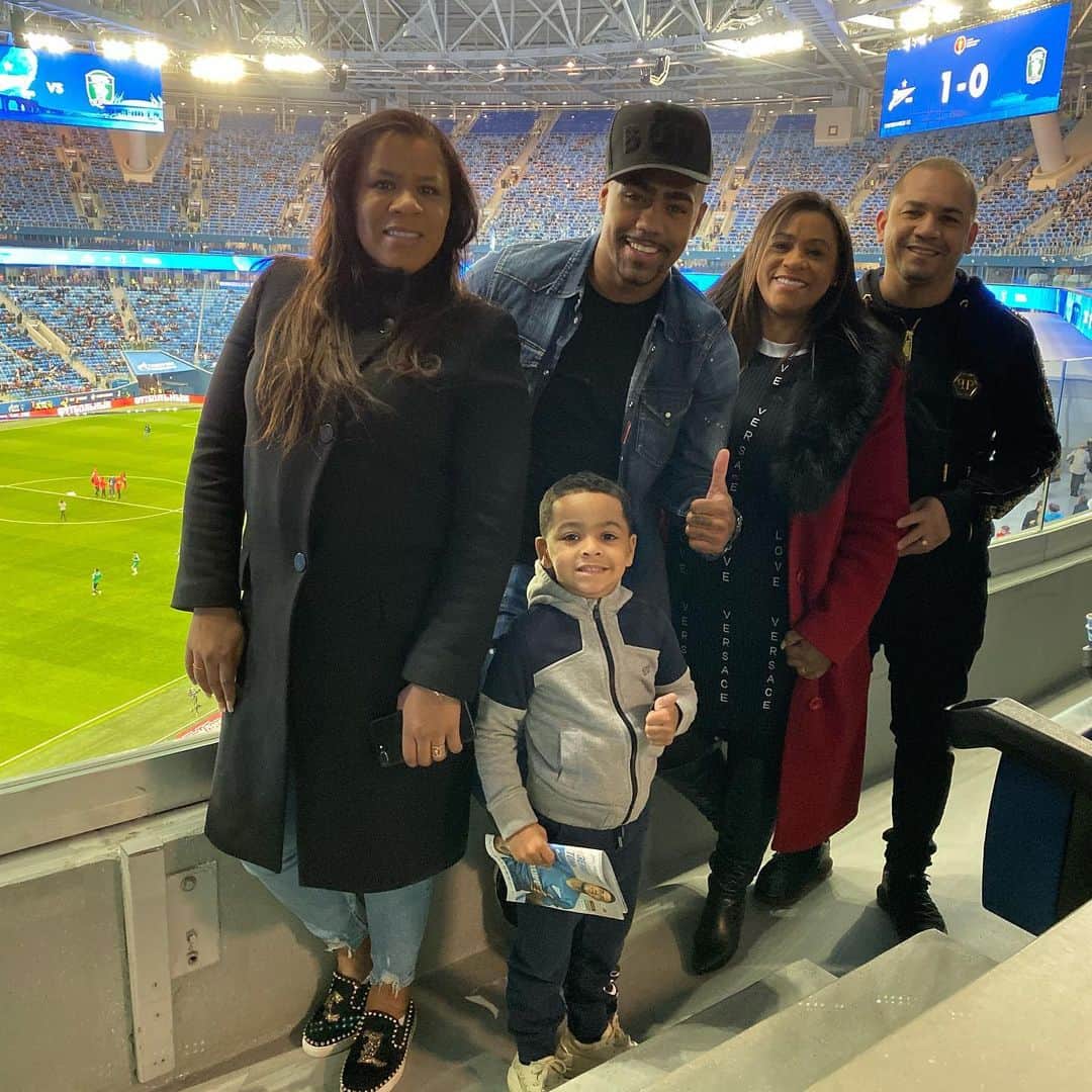 マウコム・フィリペ・シウヴァ・デ・オリヴェイラのインスタグラム：「Família obrigado por virem passar esses dias comigo , sou muito grato por tudo que vocês fizeram e fazem por mim , eu amo muito vocês aaah “final do mês estou chegando “ ❤️😂 “Família a base de tudo “」