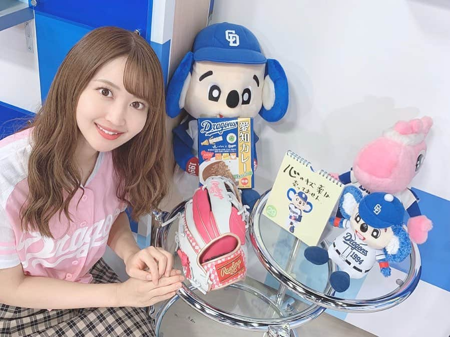 沢井里奈さんのインスタグラム写真 - (沢井里奈Instagram)「‪♡ . 本日19時〜｢ドラ・ナビ｣放送です⚾️💙 ゲストは小田幸平さん☺️💓💓 . 秋季練習をレポート🍁✨ . ‪はせナビ！では阿部選手、福田選手に ‪2019シーズンを振り返った感想、 そして秋季キャンプを迎えるにあたっての 意気込み、それぞれの取り組み方を インタビュー🎤🌸 . delaアツ！では、野球塾｢BE-ZONE｣へ🌟 ‪勉強と野球。✏⚾️💕💕 中日ドラゴンズOBの湊川誠隆さん、 元広島カープ ピッチャーの酒井大輔さんに 教えて頂きました 😊💕💕 . . ‪そして企画がスタートしました🥺❤️ . " 沢井里奈を代打で使ってもいい " と思う野球チーム募集！！‬ . ぜひ一緒に野球を楽しめたらなと思います💪🏻💕💕 ぜひご応募頂けましたら嬉しいです🙇🏻‍♀️🌸 . . #dragons #dranavi #starcat #nagoya #baseball #uniform #ootd #coordinate #fashion #instagood #instagramjapan #japanesegirl #girls #中日ドラゴンズ #ドラゴンズ #中日 #小田幸平 さん #湊川誠隆 さん #酒井大輔 さん #スターキャット #キャットチャンネル #ドラゴンズ女子 #ユニフォーム #さわー野球 #沢井里奈」11月4日 17時23分 - sawairina