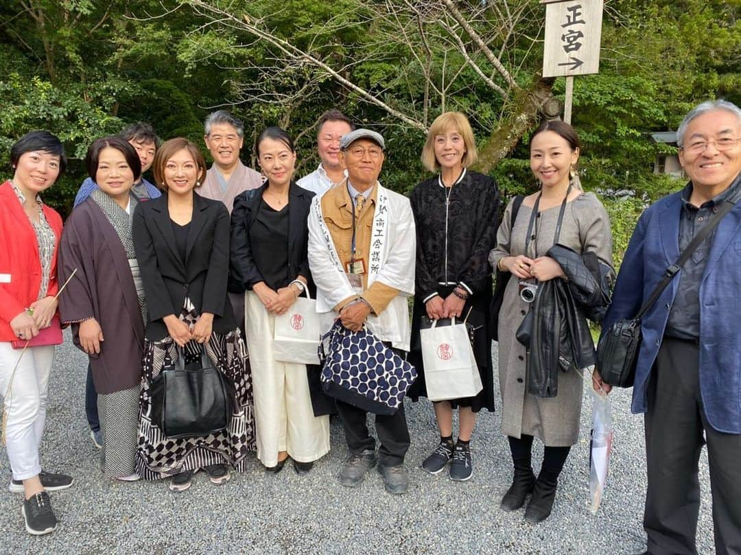 山田まりやさんのインスタグラム写真 - (山田まりやInstagram)「10月半ば人生初の伊勢神宮へ⛩✨ 総勢30名の皆様とのご縁に感謝💖 ・ 2日間 お天気も良く とても清々しい気持ちで 心地良く過ごさせていただきました😌⛩🙏✨✨✨ ・ 次回も御礼参りに来れます様に😆⛩🙏✨✨✨ ・ #伊勢神宮  #御礼参り」11月4日 17時34分 - mariya.yamada