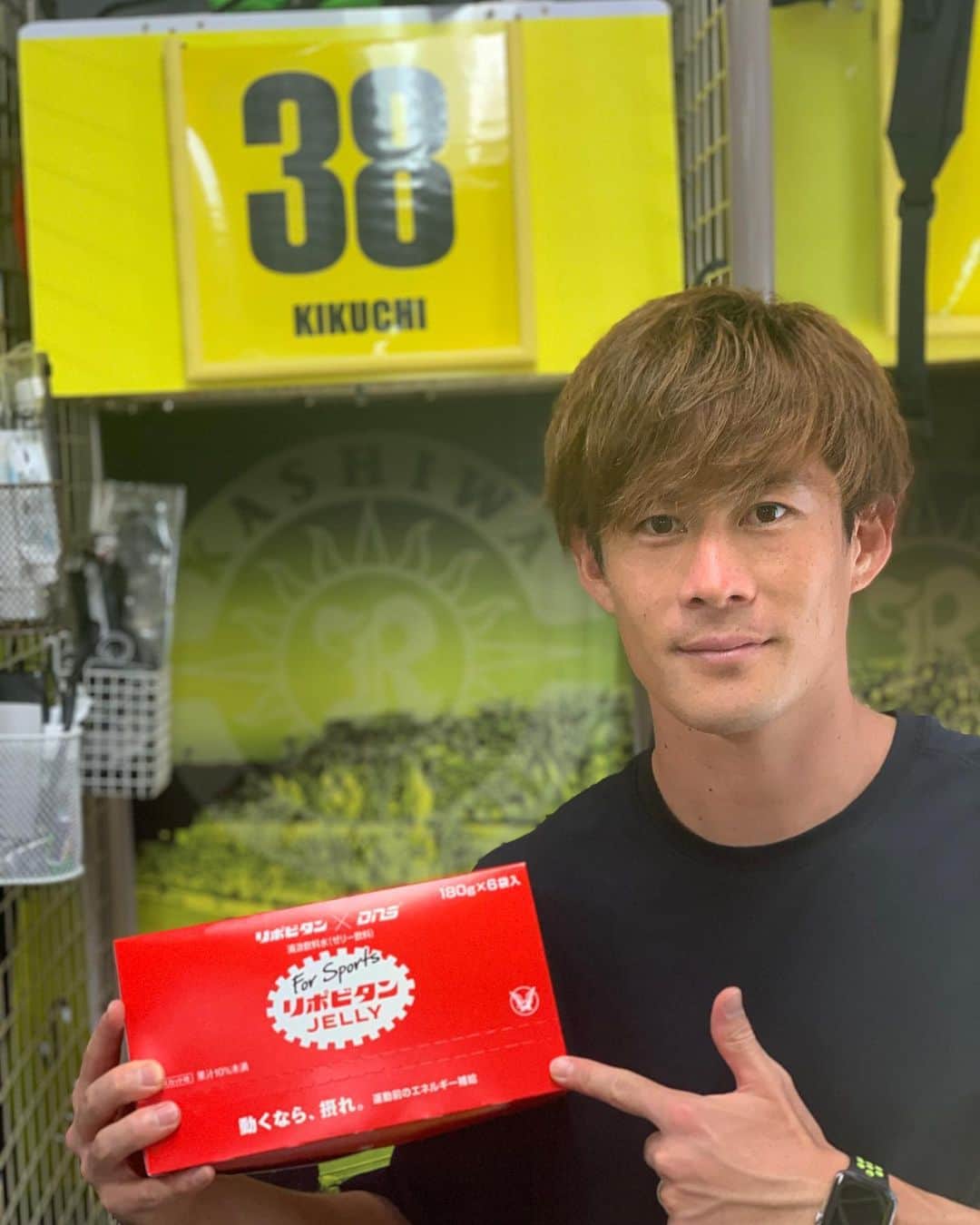 菊池大介のインスタグラム：「DNSと大正製薬のコラボレーション👏✨ 飲みやすいマスカット味！ 運動してる皆さん！トレーニング前に是非飲んでみて下さい！ 美味しいですよ！！ #リポビタンゼリー #大正製薬 #ファミマで買える #DNS #アンダーアーマー #UA」