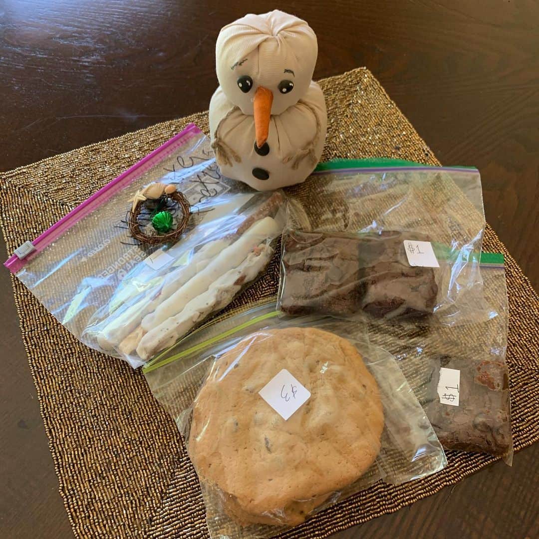ターニャ・テイトさんのインスタグラム写真 - (ターニャ・テイトInstagram)「Getting into the festive spirit. Bought my first Christmas item from the church craft fair. Also bought cookies and brownies. Supporting my church who give a lot back to the local community. And they welcome all people. Did you start getting festive yet? 🥳🎄🌟 😇」11月4日 8時53分 - tanyatate