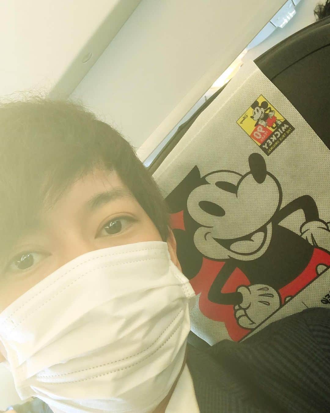 松阪ゆうきのインスタグラム：「ミッキー仕様の飛行機✈️だよ！  何だかいい事ありそうで ワクワクしますねー💕  大分行ってきます🎤  昔ポケモンジェットにも乗った事あったな。  #jal #ミッキージェット #大分 #テレビ大分 #歌魂カラオケ大賞 #令和夢追い太鼓 #松阪ゆうき」
