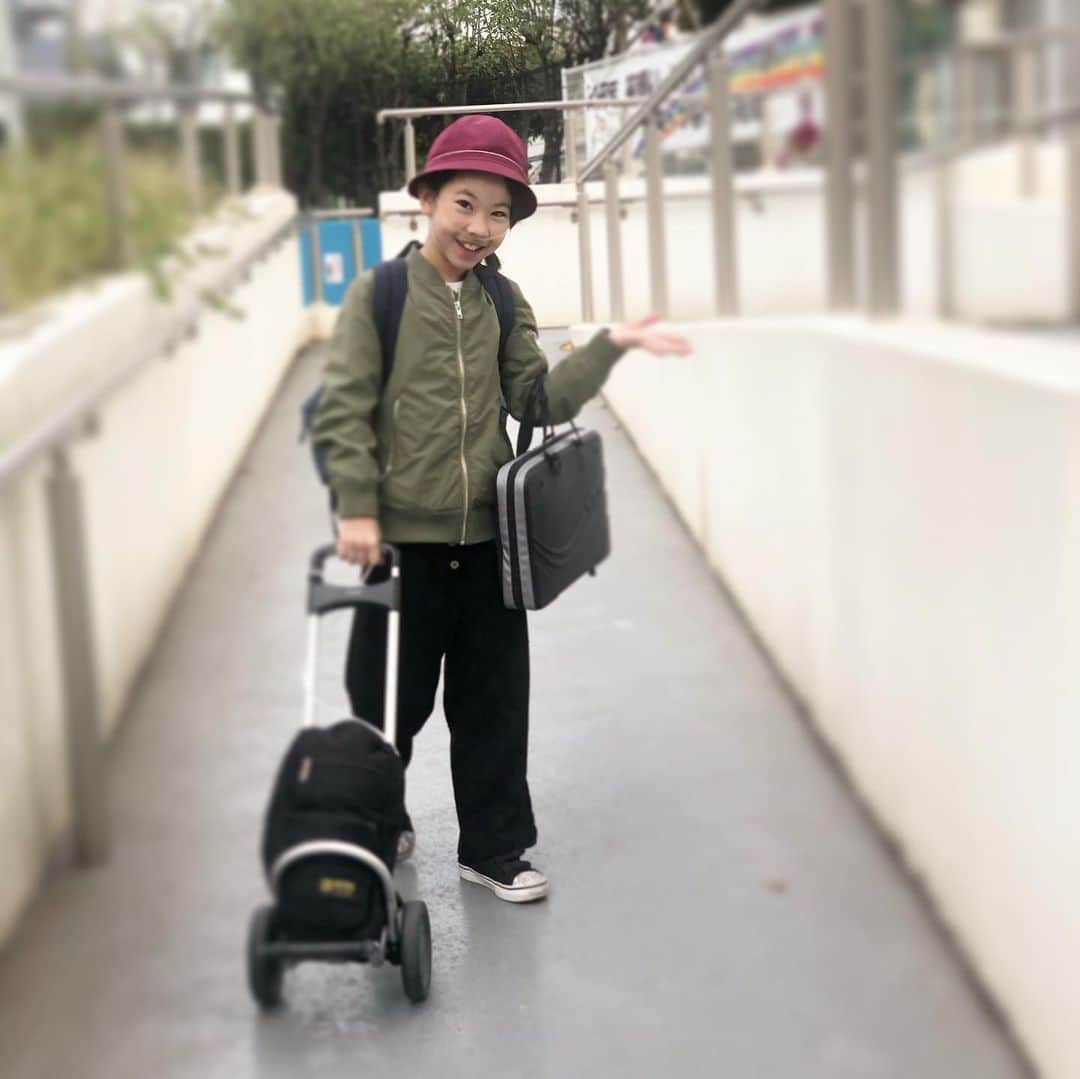 のインスタグラム：「おはようございます。  先日、大きな音楽発表会が無事に終わり (相変わらず、練習を観て泣いてた私) 来週は、延期になった移動教室があり。  ワクワクがいっぱいの秋🍁　 #食欲の秋 #ひとりで登校  #ずっと休みならいいのに #目覚ましなしの朝 #milka」
