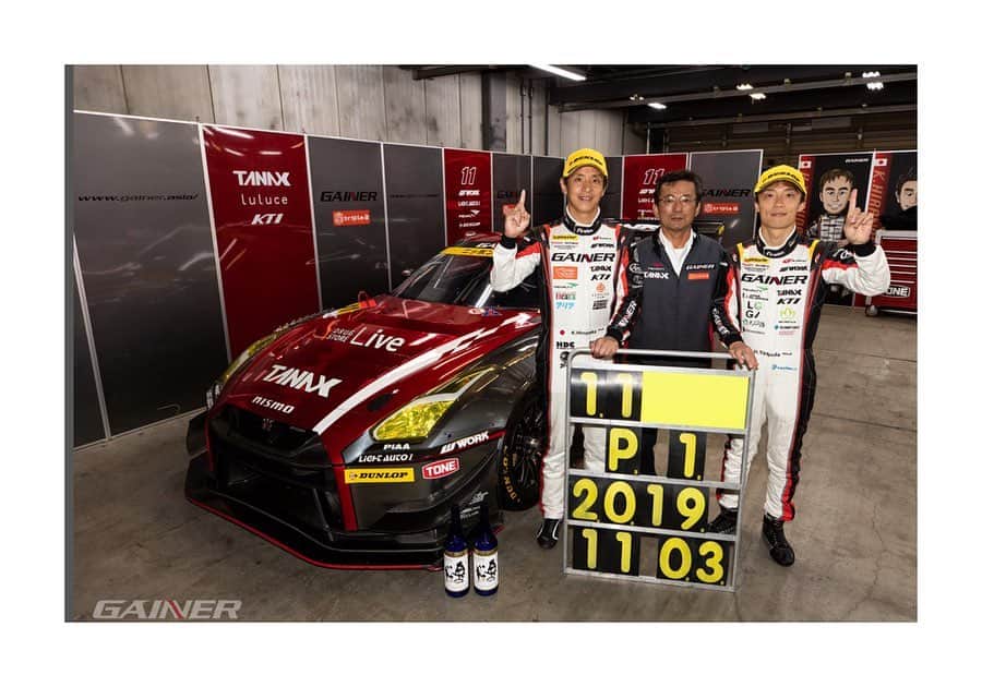 のインスタグラム：「. SUPER GT最終戦ツインリンクもてぎ . . 優勝する事が出来ました！ . . この最終戦に向けてタイヤを準備してくれたダンロップタイヤさん、そして完璧な仕事をしてくれたチームの皆、応援してくださった皆さん、本当にありがとうございました。 . . レースは最後まで何が起きるか分からないという事を改めて実感しましたが、まさか勝てるとは最後の最後まで思ってもいませんでした。 . . 途中で諦めずに攻め続けて良かったです。 . . 家の次女には絶対優勝してね！ . . せめて、2位か３位になってよ！ と言われていたので良かったです笑 . . .  #gainer #tanax #gtr #supergt #koshidoracing #ficata #でちゃう #アリア #制動屋 #bigdaddygraphics #gt300」
