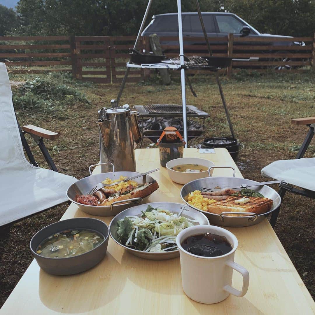 のインスタグラム：「ご飯ができるまでベビと2人で爆睡できる幸せ。パパありがとう。 毎日作ってくれてもいいんだよ🥺笑 #goodmorning #breakfast #朝食#男飯#朝ごはん#パパ料理#洋食」