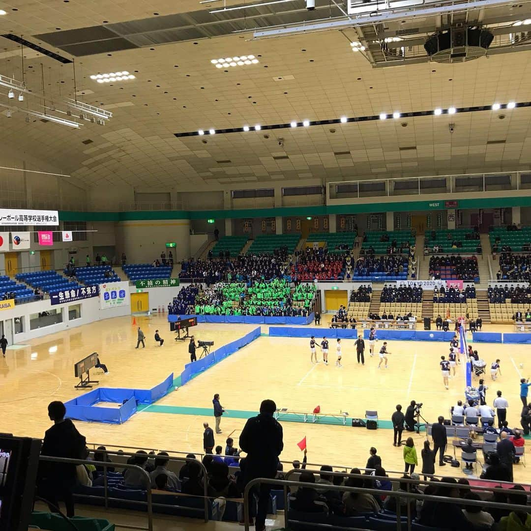 高橋裕二のインスタグラム：「春高バレー岩手県大会、まもなく決勝戦です！ 午後3時50分から、めんこいテレビで中継します！ 【男子】不来方vs盛岡誠桜 【女子】一関一vs盛岡誠桜  解説は大林素子さんです！ 男子は滝澤アナウンサー、 女子は私が実況します。」