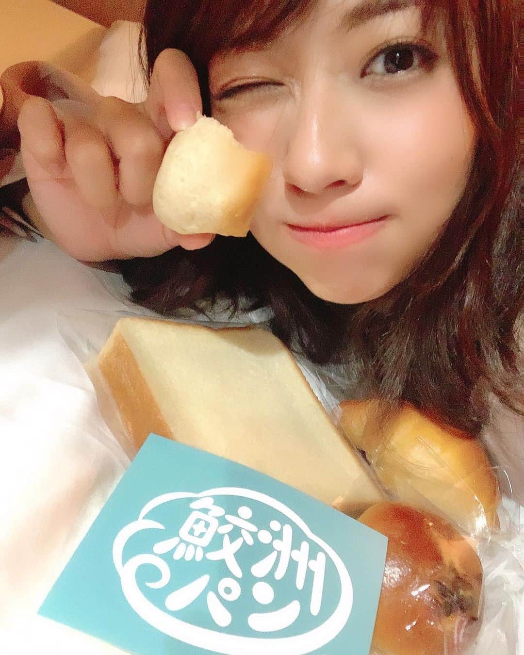大貫彩香さんのインスタグラム写真 - (大貫彩香Instagram)「劇場に実際に出てくる パンがブロマイドとセットで 販売されてます。  こちらは帰って ホテル着いてから食べた ロールパンの美味しさが 染み渡った写真です🍞🌸」11月4日 9時21分 - sayaka_oonuki