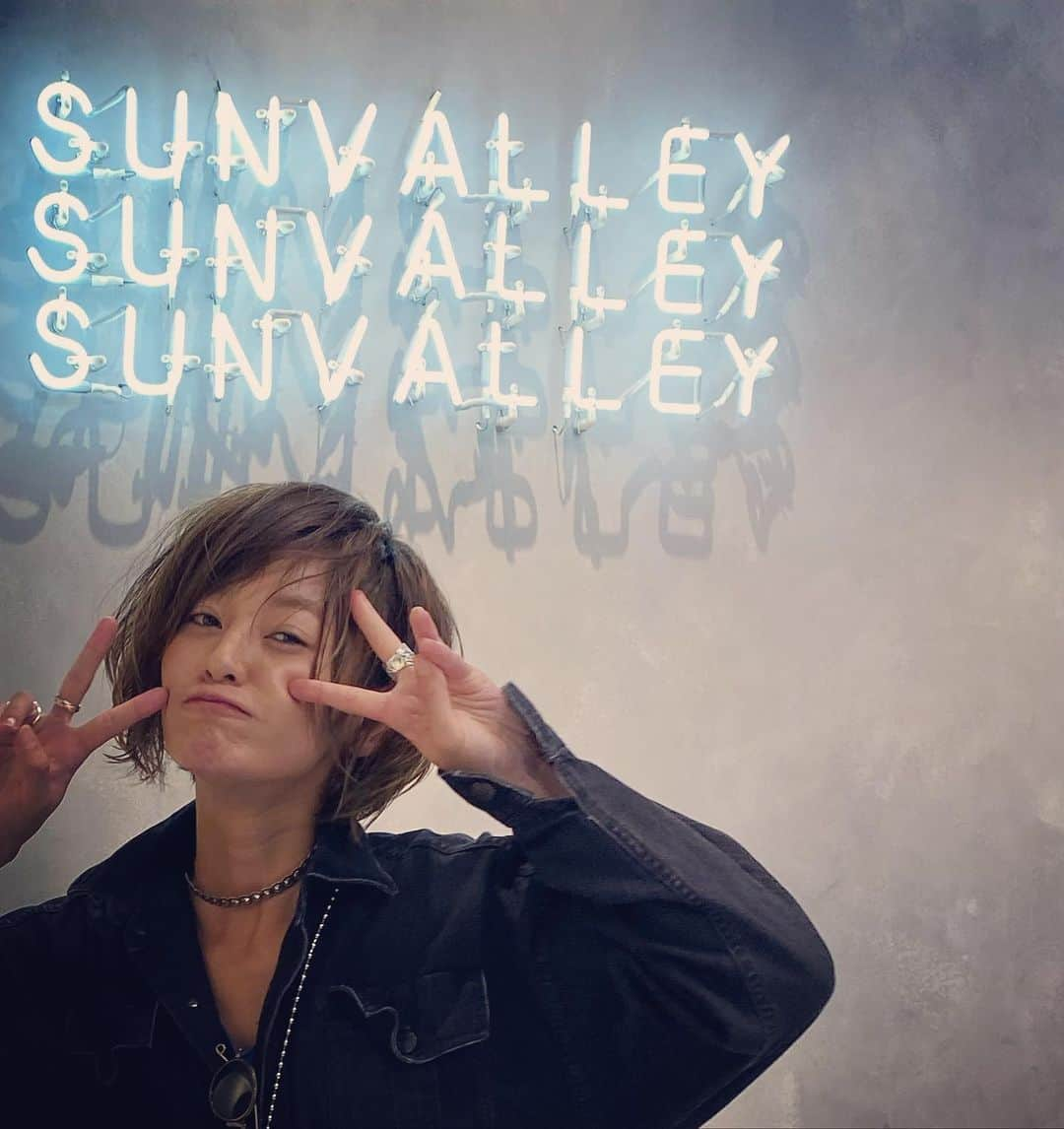 西山茉希さんのインスタグラム写真 - (西山茉希Instagram)「@_sunvalley_  @shibuken.86  すっかりカット好きになってくれたチビーズさん。 母さんありがたさしかありません。  #渋ボブーズ #sunvalley  母さんカットにカラープラス。 ハイライト足しました。  #さんきゅ #サンキュ #thankyou  ラスト1日！！ ぐんもです。  m(__)m」11月4日 9時23分 - maki.nshiyama50