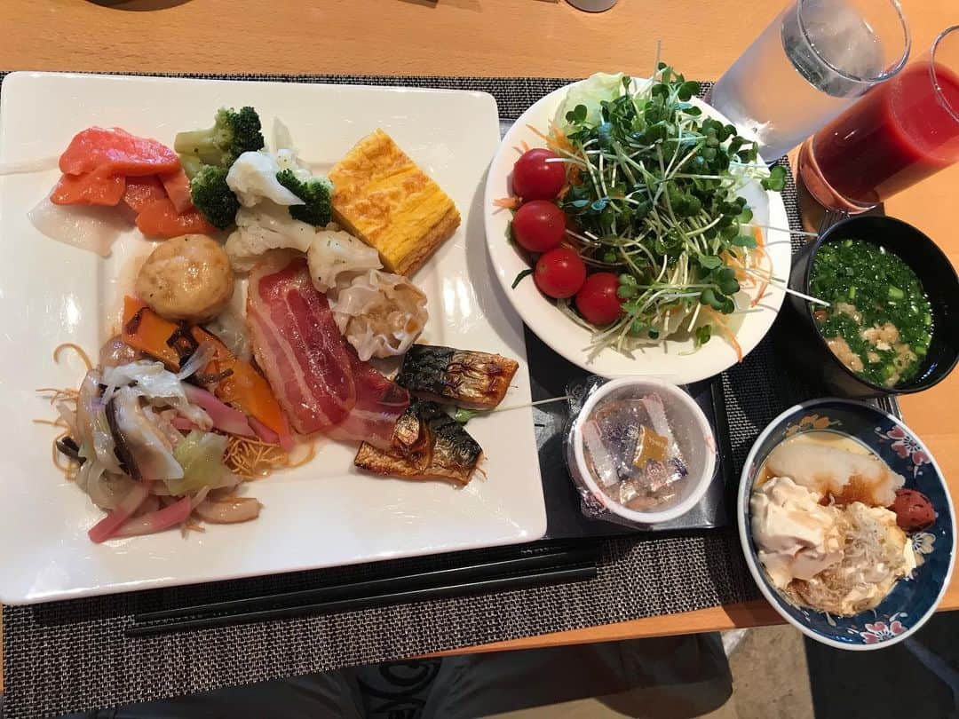 クロちゃんさんのインスタグラム写真 - (クロちゃんInstagram)「朝ごはん  昨日夜中遅くの打ち上げで食べちゃったので、ちょっと少なめに。 野菜中心生活。」11月4日 9時23分 - kurochandesuwawa