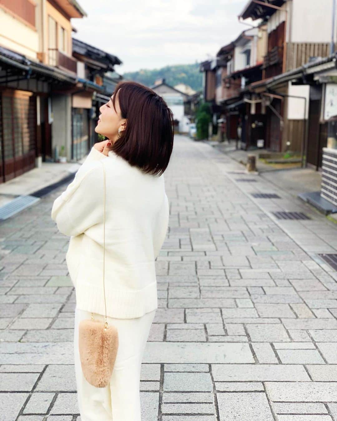 石井里奈さんのインスタグラム写真 - (石井里奈Instagram)「おはよん😊❣️ . 今朝は日本の道100選の１つである、富山の八尾町道諏訪町本通りの朝のお散歩🚶‍♀️❣️ . 朝は人も少なく石畳のゆるやかな坂が続く、情緒ある綺麗な道で、お散歩とっても気持ちよかった😋💕 ドラマのロケでもよく使われてるみたいで、そんな道でお散歩できていい経験になりました❤️ . そのあとは小矢部市の稲葉山山頂まで🗻 昼間でも夜でも絶景が楽しめるスポット❣️メルギューくんとメルモモちゃんがとっても可愛くて記念に写真📸笑 . setup... @deicyshop_official  bag... @valmuer_official . 今日も素敵な一日を😘❤️ . #日本の道100選 #八尾町道諏訪町本通り  #富山県 #富山 #富山観光 #富山旅行 #旅行 #旅 #国内旅行 #旅行好き #観光 #北陸 #北陸旅行 #タビジョ #visitjapan #japantrip #travelgram #sightseeing #セットアップ #setup #白ニット #白コーデ #お散歩 #散歩 #朝活 #visitjapan #visitjapanjp #ドラマロケ地 #日本の道百選 #りなまるコーデ」11月4日 9時40分 - ri7tin1025