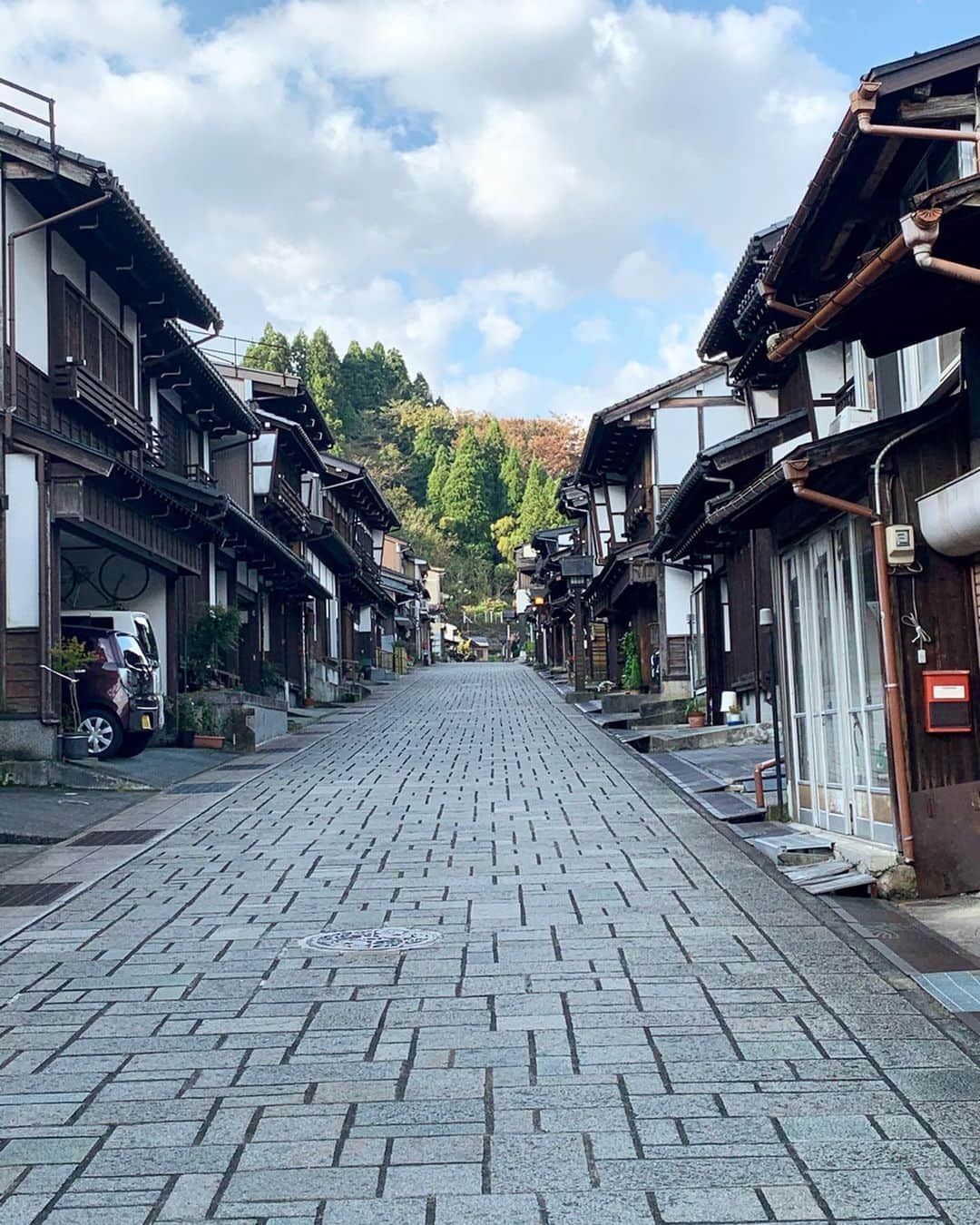 石井里奈さんのインスタグラム写真 - (石井里奈Instagram)「おはよん😊❣️ . 今朝は日本の道100選の１つである、富山の八尾町道諏訪町本通りの朝のお散歩🚶‍♀️❣️ . 朝は人も少なく石畳のゆるやかな坂が続く、情緒ある綺麗な道で、お散歩とっても気持ちよかった😋💕 ドラマのロケでもよく使われてるみたいで、そんな道でお散歩できていい経験になりました❤️ . そのあとは小矢部市の稲葉山山頂まで🗻 昼間でも夜でも絶景が楽しめるスポット❣️メルギューくんとメルモモちゃんがとっても可愛くて記念に写真📸笑 . setup... @deicyshop_official  bag... @valmuer_official . 今日も素敵な一日を😘❤️ . #日本の道100選 #八尾町道諏訪町本通り  #富山県 #富山 #富山観光 #富山旅行 #旅行 #旅 #国内旅行 #旅行好き #観光 #北陸 #北陸旅行 #タビジョ #visitjapan #japantrip #travelgram #sightseeing #セットアップ #setup #白ニット #白コーデ #お散歩 #散歩 #朝活 #visitjapan #visitjapanjp #ドラマロケ地 #日本の道百選 #りなまるコーデ」11月4日 9時40分 - ri7tin1025