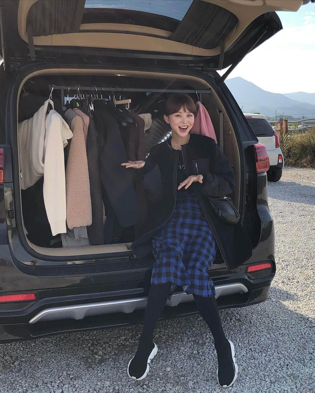 イム・ジヒョンさんのインスタグラム写真 - (イム・ジヒョンInstagram)「블리님들... 요고 딱 미리 말씀드리면 수량이 약 800장정도만 있어요...ㅠㅠ 안전재고 및 오프라인수량 제외 한 수량오픈 이구요‼️(다른쪽 할당량 추가해서 900장 오픈한대요!!!) 이거 기획할 당시 이렇게 잘 나갈줄 생각도 못해서..ㅠㅠ 지금부터 생산되는건 수량 늘려서 생산되고 있숩니다🙇🏻‍♀️❤️❤️❤️_ 리오더가 불가한 상품이고, 혹시나... 빠른 품절 될 것 같아 미리 말씀드려요!😳_ 그리고 라이트카키컬러는 빛에 따라 컬러감이 다르게 보여서 상세페이지 제품컷을 참고해주세요☺️❤️_ 아이보리 컬러는 라이트브라운 이라고 표기되어있어요! _ #임블리 #임블리」11月4日 9時51分 - imvely_jihyun
