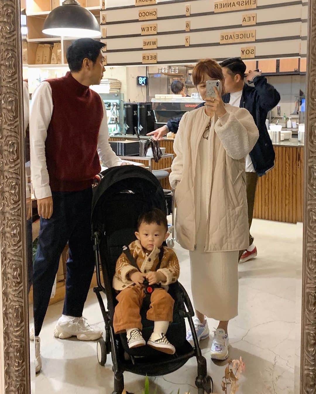 イム・ジヒョンさんのインスタグラム写真 - (イム・ジヒョンInstagram)「블리님들... 요고 딱 미리 말씀드리면 수량이 약 800장정도만 있어요...ㅠㅠ 안전재고 및 오프라인수량 제외 한 수량오픈 이구요‼️(다른쪽 할당량 추가해서 900장 오픈한대요!!!) 이거 기획할 당시 이렇게 잘 나갈줄 생각도 못해서..ㅠㅠ 지금부터 생산되는건 수량 늘려서 생산되고 있숩니다🙇🏻‍♀️❤️❤️❤️_ 리오더가 불가한 상품이고, 혹시나... 빠른 품절 될 것 같아 미리 말씀드려요!😳_ 그리고 라이트카키컬러는 빛에 따라 컬러감이 다르게 보여서 상세페이지 제품컷을 참고해주세요☺️❤️_ 아이보리 컬러는 라이트브라운 이라고 표기되어있어요! _ #임블리 #임블리」11月4日 9時51分 - imvely_jihyun