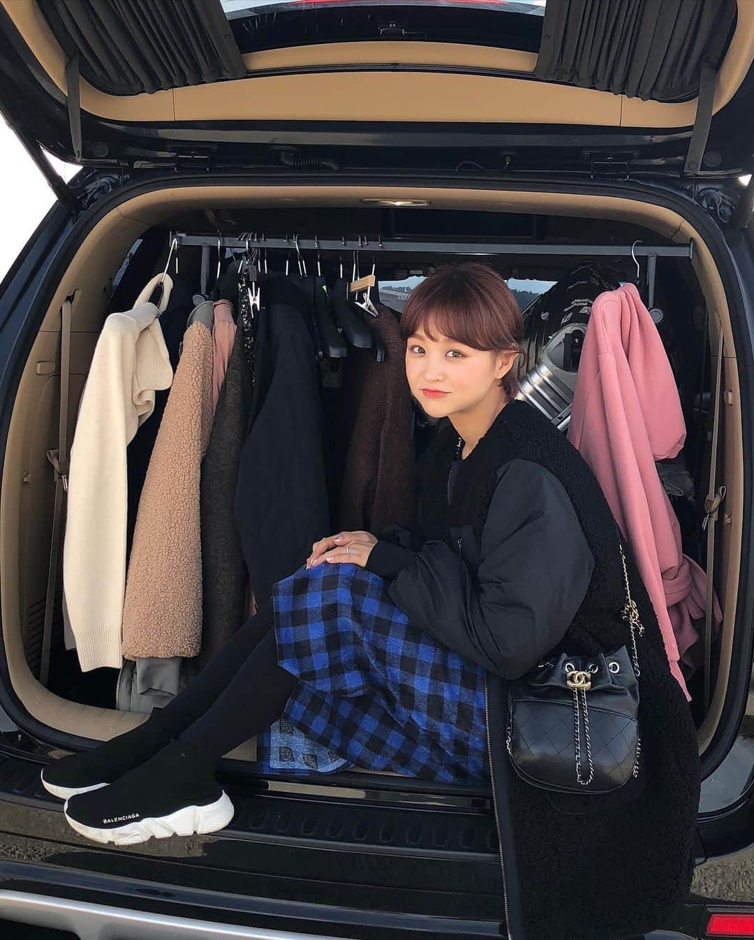 イム・ジヒョンさんのインスタグラム写真 - (イム・ジヒョンInstagram)「블리님들... 요고 딱 미리 말씀드리면 수량이 약 800장정도만 있어요...ㅠㅠ 안전재고 및 오프라인수량 제외 한 수량오픈 이구요‼️(다른쪽 할당량 추가해서 900장 오픈한대요!!!) 이거 기획할 당시 이렇게 잘 나갈줄 생각도 못해서..ㅠㅠ 지금부터 생산되는건 수량 늘려서 생산되고 있숩니다🙇🏻‍♀️❤️❤️❤️_ 리오더가 불가한 상품이고, 혹시나... 빠른 품절 될 것 같아 미리 말씀드려요!😳_ 그리고 라이트카키컬러는 빛에 따라 컬러감이 다르게 보여서 상세페이지 제품컷을 참고해주세요☺️❤️_ 아이보리 컬러는 라이트브라운 이라고 표기되어있어요! _ #임블리 #임블리」11月4日 9時51分 - imvely_jihyun