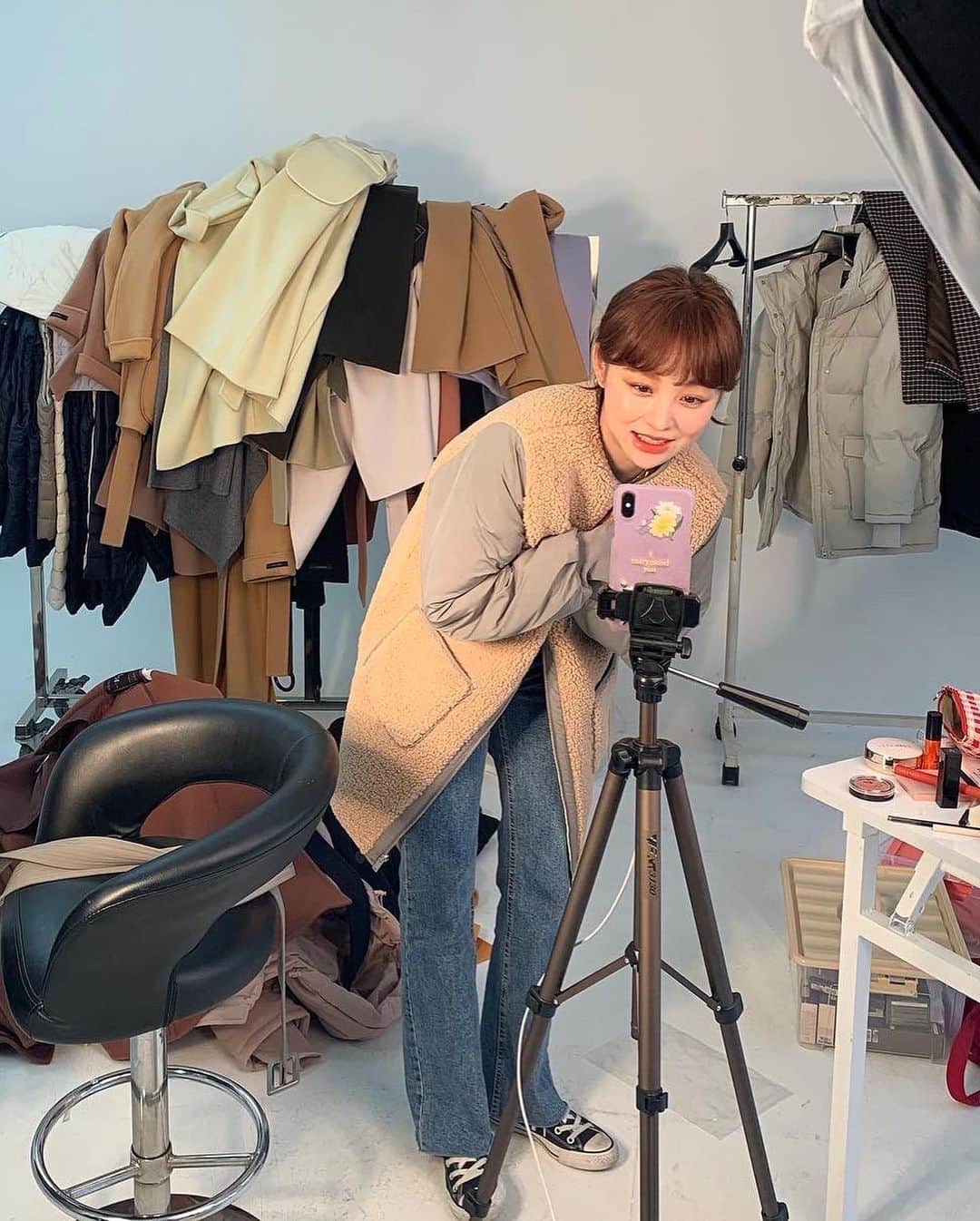 イム・ジヒョンさんのインスタグラム写真 - (イム・ジヒョンInstagram)「블리님들... 요고 딱 미리 말씀드리면 수량이 약 800장정도만 있어요...ㅠㅠ 안전재고 및 오프라인수량 제외 한 수량오픈 이구요‼️(다른쪽 할당량 추가해서 900장 오픈한대요!!!) 이거 기획할 당시 이렇게 잘 나갈줄 생각도 못해서..ㅠㅠ 지금부터 생산되는건 수량 늘려서 생산되고 있숩니다🙇🏻‍♀️❤️❤️❤️_ 리오더가 불가한 상품이고, 혹시나... 빠른 품절 될 것 같아 미리 말씀드려요!😳_ 그리고 라이트카키컬러는 빛에 따라 컬러감이 다르게 보여서 상세페이지 제품컷을 참고해주세요☺️❤️_ 아이보리 컬러는 라이트브라운 이라고 표기되어있어요! _ #임블리 #임블리」11月4日 9時51分 - imvely_jihyun
