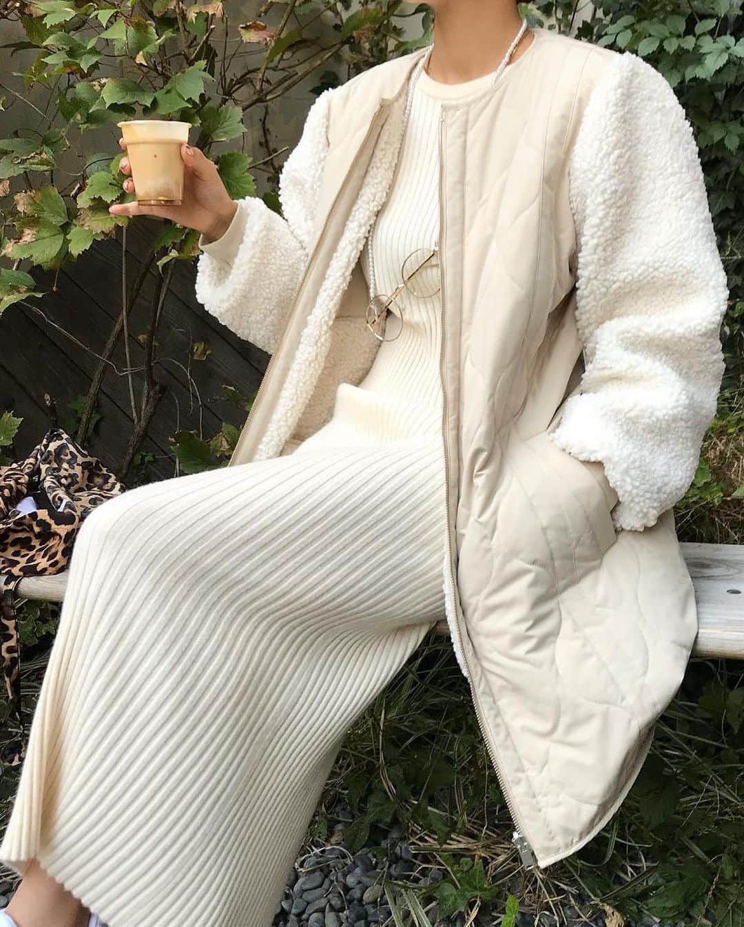 イム・ジヒョンさんのインスタグラム写真 - (イム・ジヒョンInstagram)「블리님들... 요고 딱 미리 말씀드리면 수량이 약 800장정도만 있어요...ㅠㅠ 안전재고 및 오프라인수량 제외 한 수량오픈 이구요‼️(다른쪽 할당량 추가해서 900장 오픈한대요!!!) 이거 기획할 당시 이렇게 잘 나갈줄 생각도 못해서..ㅠㅠ 지금부터 생산되는건 수량 늘려서 생산되고 있숩니다🙇🏻‍♀️❤️❤️❤️_ 리오더가 불가한 상품이고, 혹시나... 빠른 품절 될 것 같아 미리 말씀드려요!😳_ 그리고 라이트카키컬러는 빛에 따라 컬러감이 다르게 보여서 상세페이지 제품컷을 참고해주세요☺️❤️_ 아이보리 컬러는 라이트브라운 이라고 표기되어있어요! _ #임블리 #임블리」11月4日 9時51分 - imvely_jihyun
