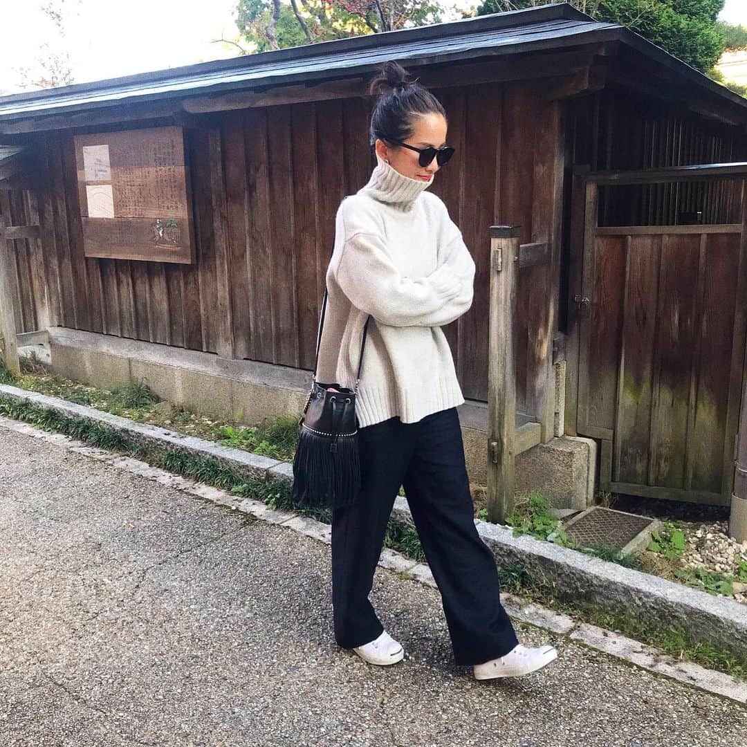 のインスタグラム：「死ぬまでに行きたい場所シリーズ。 白川郷へ行けて大満足の旅でした！ 日本にも素敵な場所がたくさんあるのでこれから色んな所に行きたいな！ . . #ootd#ロミコーデ」
