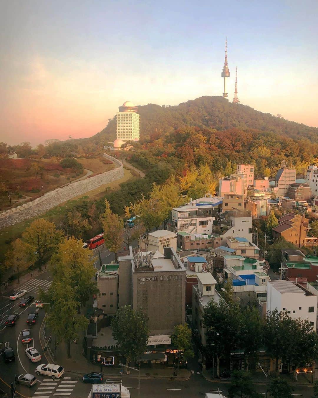 カン・ハンナさんのインスタグラム写真 - (カン・ハンナInstagram)「.﻿ ﻿ ﻿ 何も変わってないようで、﻿ ﻿ だいぶ変わってきている気もする。﻿ ﻿ 私を育ててくれた場所😌 ﻿ ﻿ ﻿ ﻿ ﻿ 紅葉の綺麗なソウルで﻿ ﻿ 今日はたくさんのミーティングです💗　﻿ ﻿ ﻿ ﻿ ﻿ ﻿ #ソウル　﻿ #南山タワー　﻿ #紅葉　#秋　﻿ #ただいま﻿ #goodplace ﻿ #comebackhere ﻿ ﻿ ﻿」11月4日 10時02分 - kang_hanna_jp
