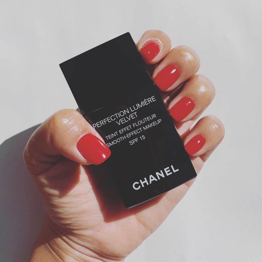 JAMOSAさんのインスタグラム写真 - (JAMOSAInstagram)「Chanel Perfection Lumiere Velvet ❤️マット感あり、カバー力あり、長持ち🙌🏽JAMOはコンガリ40番👩🏾‍🦰ネールもクリスマスシーズンに変身したよ〜🎄🎅🏽みんなはリキッドファンデ何使ってる〜？ #chanel」11月4日 10時12分 - jamosa148