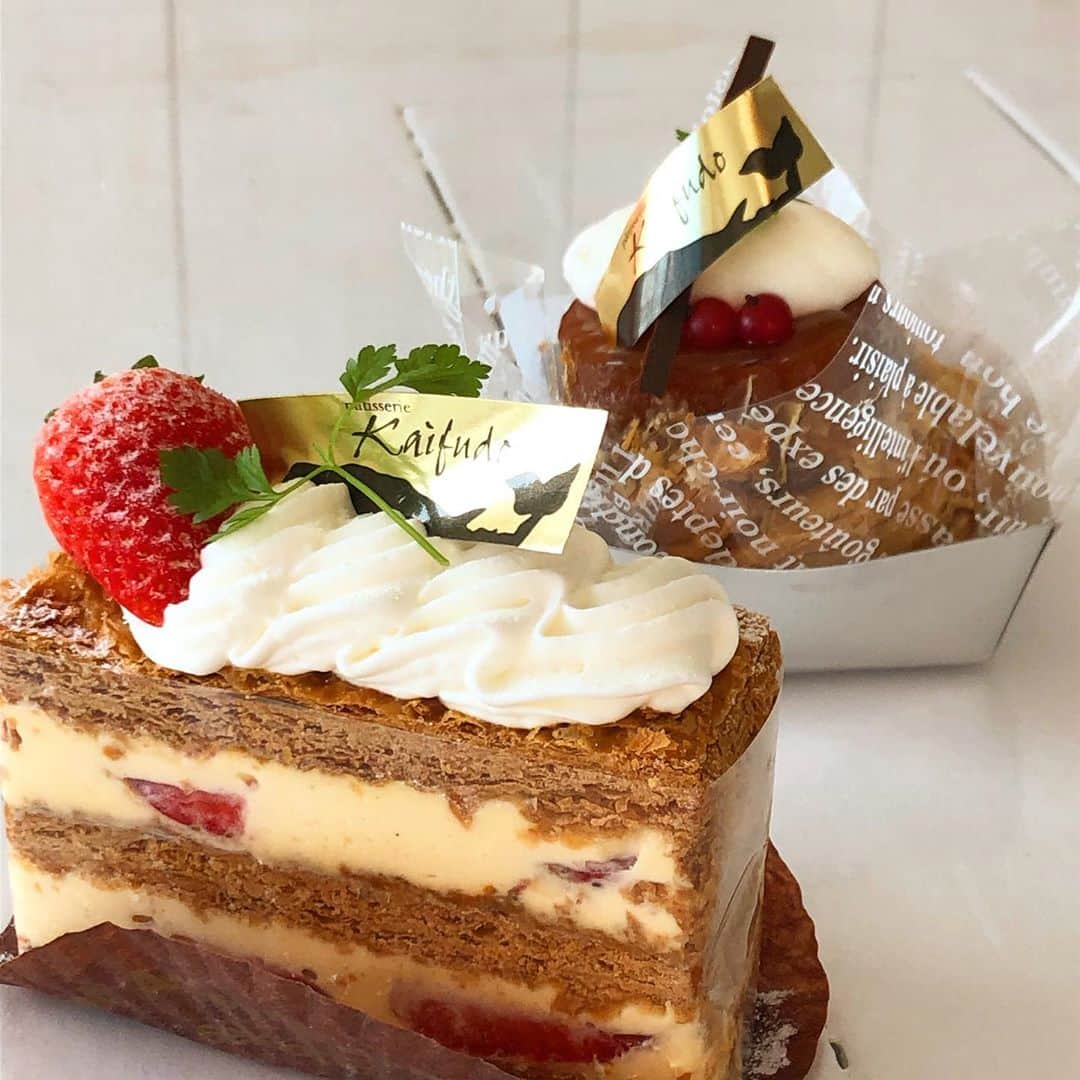 ケーキ&カフェ 海風堂のインスタグラム：「苺のミルフィーユとタルトタタンはじめました❗️サクサクのパイと自慢のカスタードクリームでお作りしたミルフィーユ、旬のりんごをぎゅっと濃縮したタルトタタン。どちらもオススメです♪お待ち致しております✨ #市川市#ケーキ屋#お菓子屋#ミルフィーユ#タルトタタン#カフェでも食べられます」