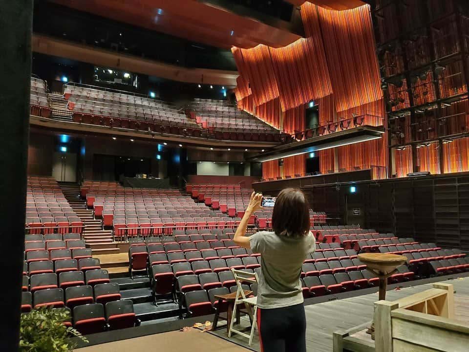 羽田美智子さんのインスタグラム写真 - (羽田美智子Instagram)「『不機嫌な女神たちプラス1』豊橋公演にご来場いただいた皆様、心より感謝申し上げます💓  温かな笑い声と拍手をいただいて、私たちもとても充実した豊橋公演となりました💮  次は大阪公演です！ 大阪にいらしていただく皆様にも早くお会いしたいです💓  その前に、本日、渋谷スクランブルスクエア羽田甚商店に13時30分頃に行く予定です！  オープンから連休でしたので、かなり混雑しててビル内に入るのにとても時間がかかったようです。 いらしていただいた皆様には感謝をするとともに、途中で断念されたという声も聞きました。申し訳なかったです。  だんだん落ち着くのでしょうけど、もし本日いらしていただける方は、まだ連休中ですので、お時間等、余裕をみて気をつけていらしてくださいね！  ではお会いできること楽しみにしてます❤️ #不機嫌な女神たちプラス1  #羽田甚商店 #渋谷スクランブルスクエア  #東急ハンズ」11月4日 10時23分 - michikohada