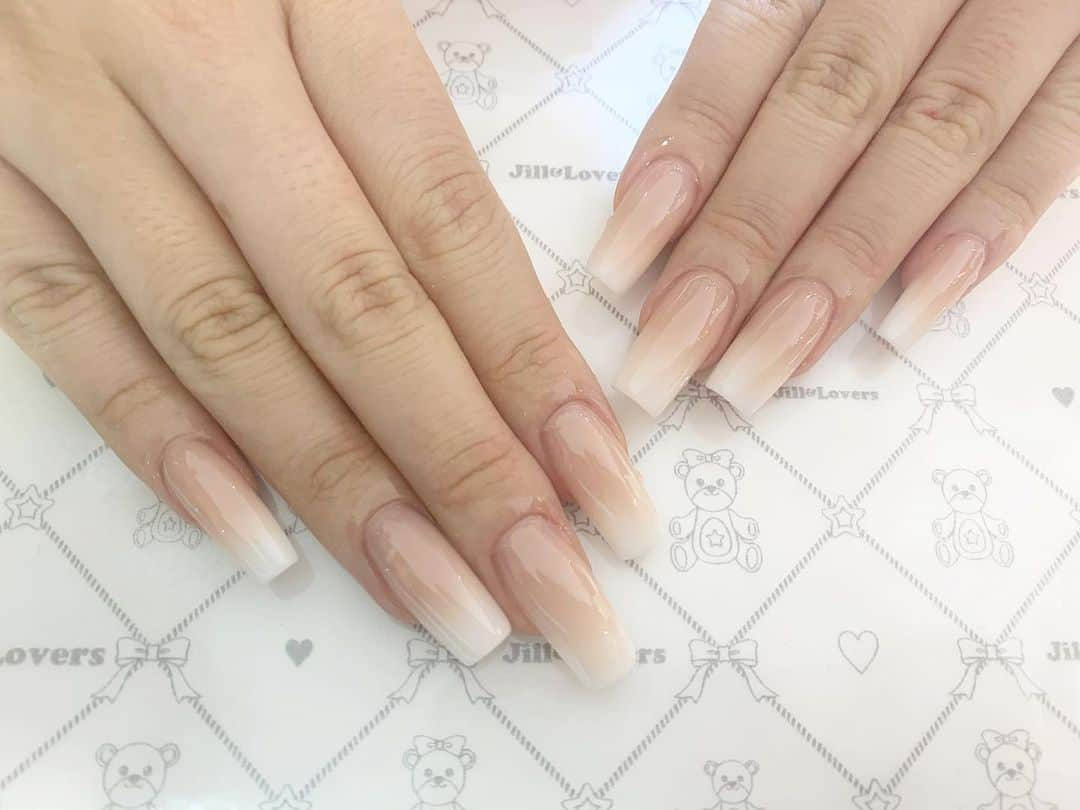 mamijinguさんのインスタグラム写真 - (mamijinguInstagram)「パウダーで作る絶妙グラデ💕  #jillandlovers #nail #nailart #paragel #gelneil#gel #ネイル #ネイルアート #me #look #love #かわいい」11月4日 10時25分 - mamijingu